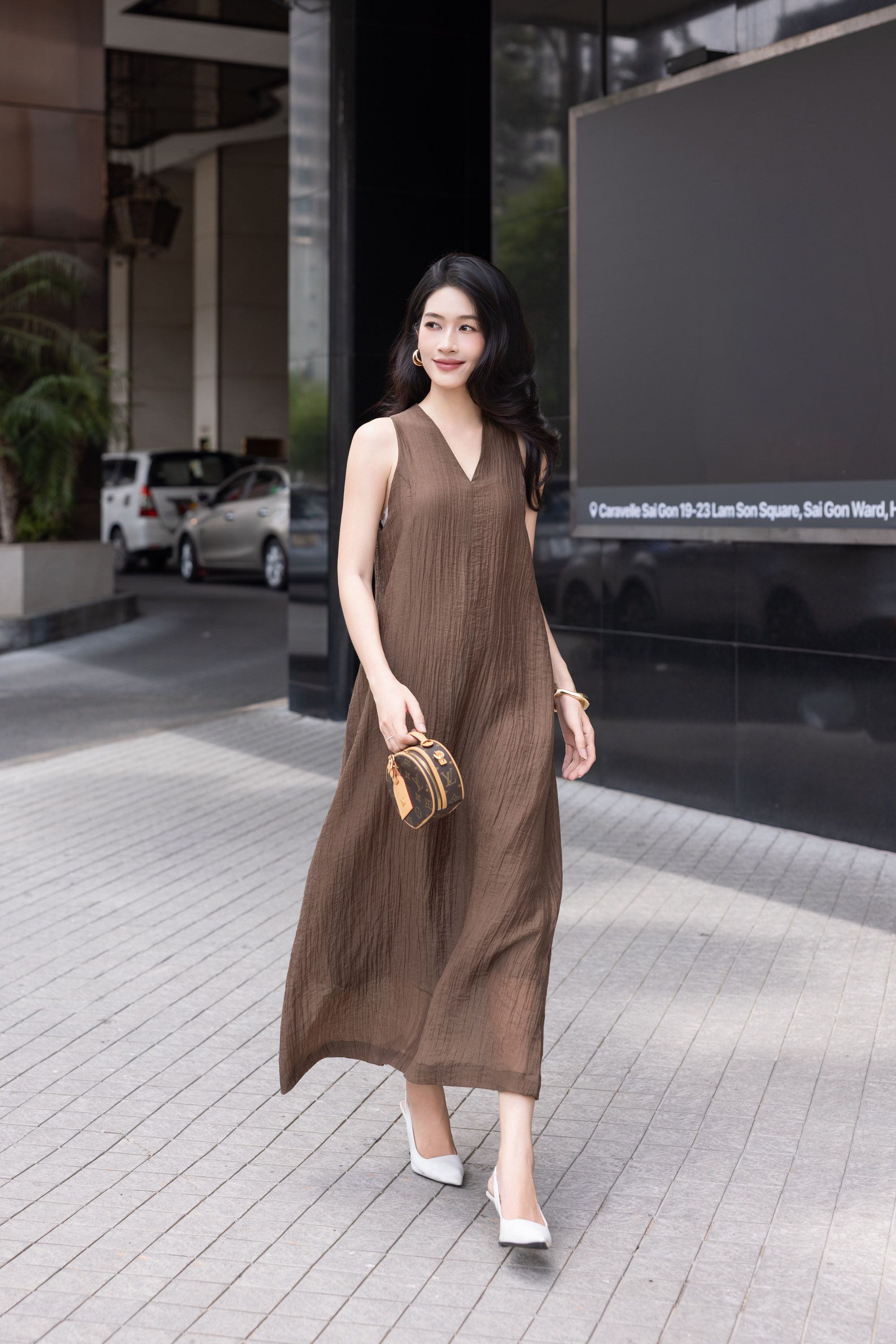SWANLAKE | Váy Đầm Nữ Dài Dáng Suông Trơn Sát Nách Cổ Chữ V Chất Tơ Dập Ly Hai Lớp Dạo Phố D13906LW01
