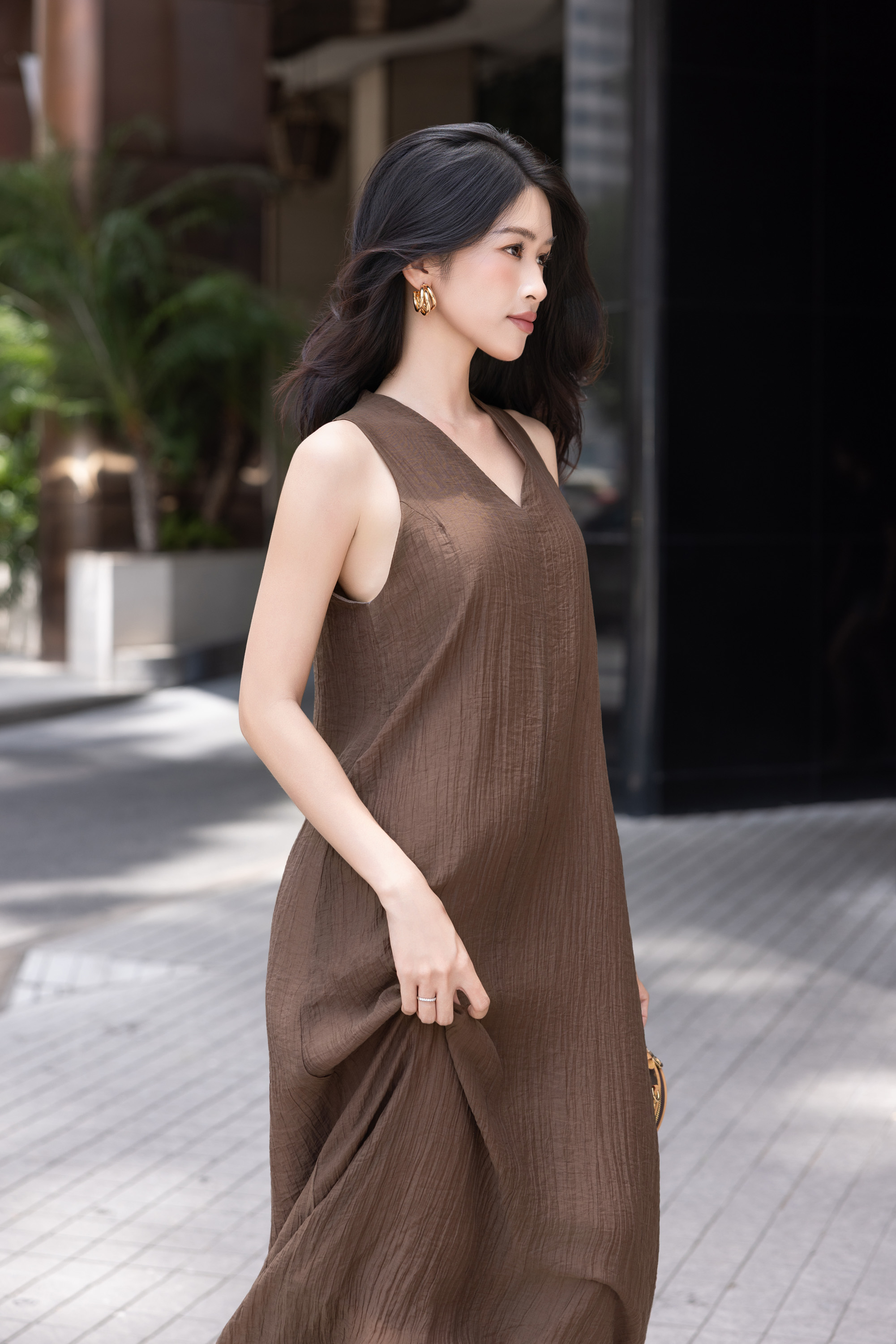SWANLAKE | Váy Đầm Nữ Dài Dáng Suông Trơn Sát Nách Cổ Chữ V Chất Tơ Dập Ly Hai Lớp Dạo Phố D13906LW01