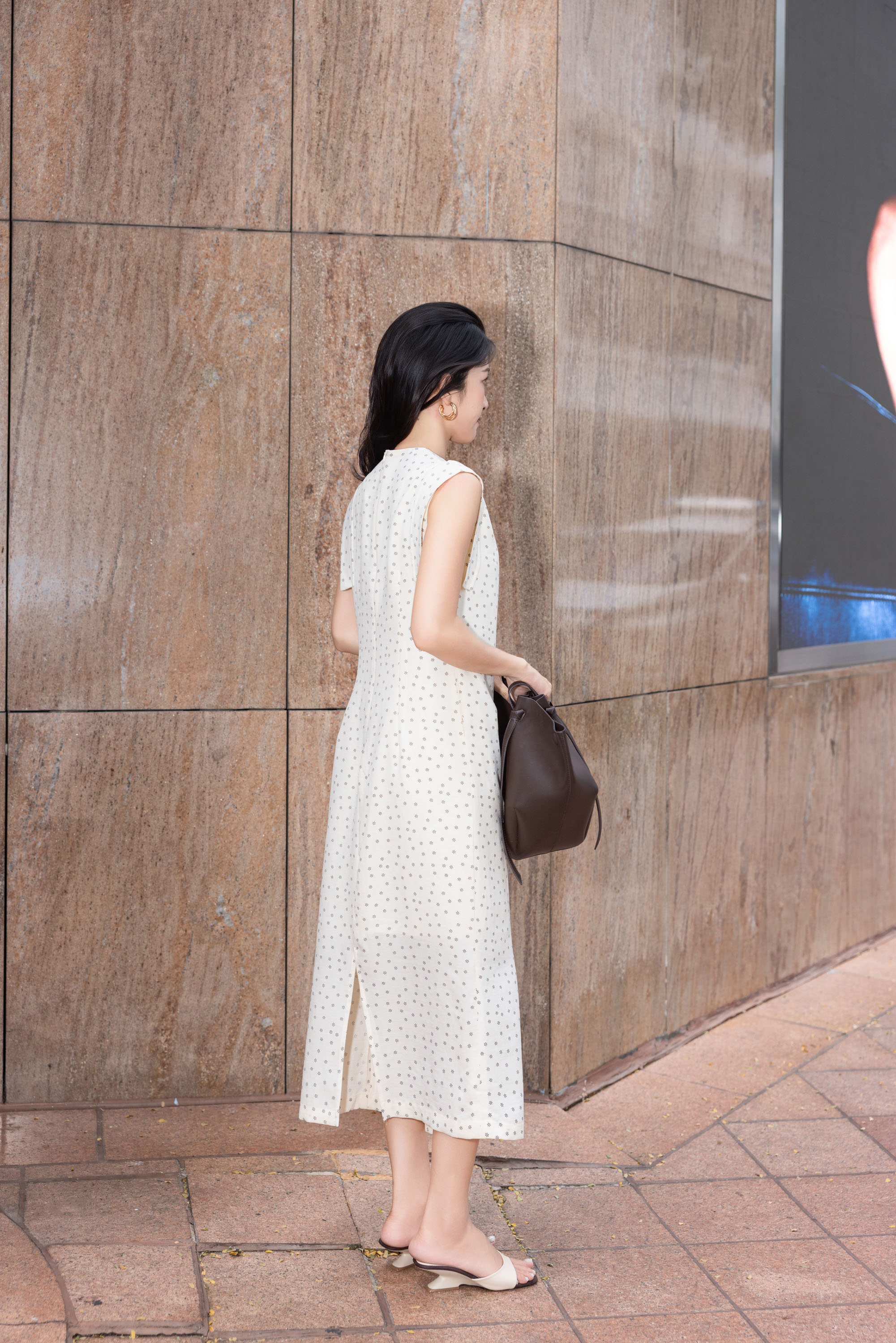 SWANLAKE | Váy Đầm Nữ Dài Dáng Suông Sát Nách Cổ Tròn Vải Đũi Xược Hoa Nhí Xẻ Tà Thanh Lịch D13843LW01