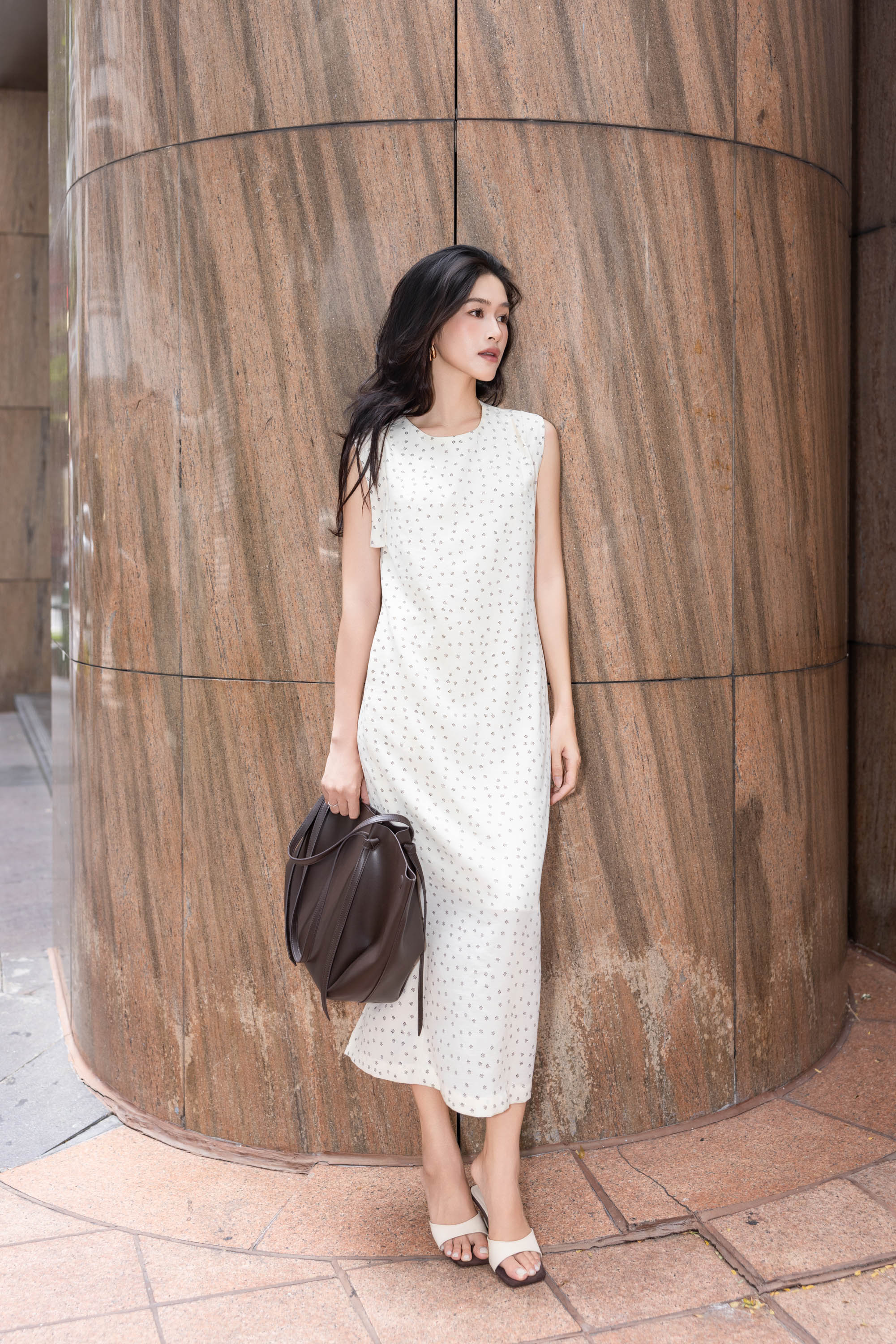 SWANLAKE | Váy Đầm Nữ Dài Dáng Suông Sát Nách Cổ Tròn Vải Đũi Xược Hoa Nhí Xẻ Tà Thanh Lịch D13843LW01