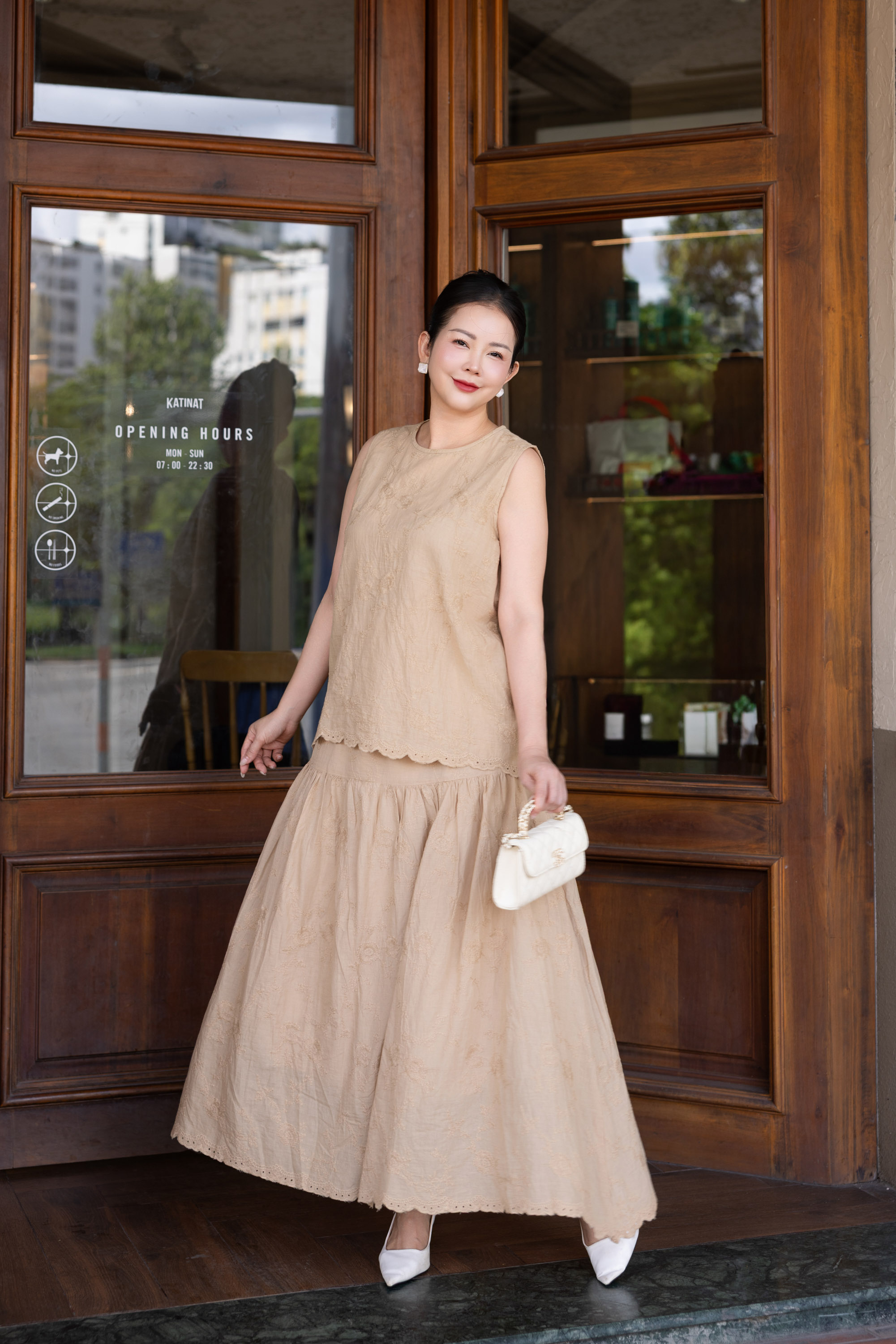 SWANLAKE | Áo Kiểu Nữ Vải Cotton Thêu Hoa Sát Nách Cổ Tròn Trẻ Trung Năng Động Dạo Phố Hè A13744LW01