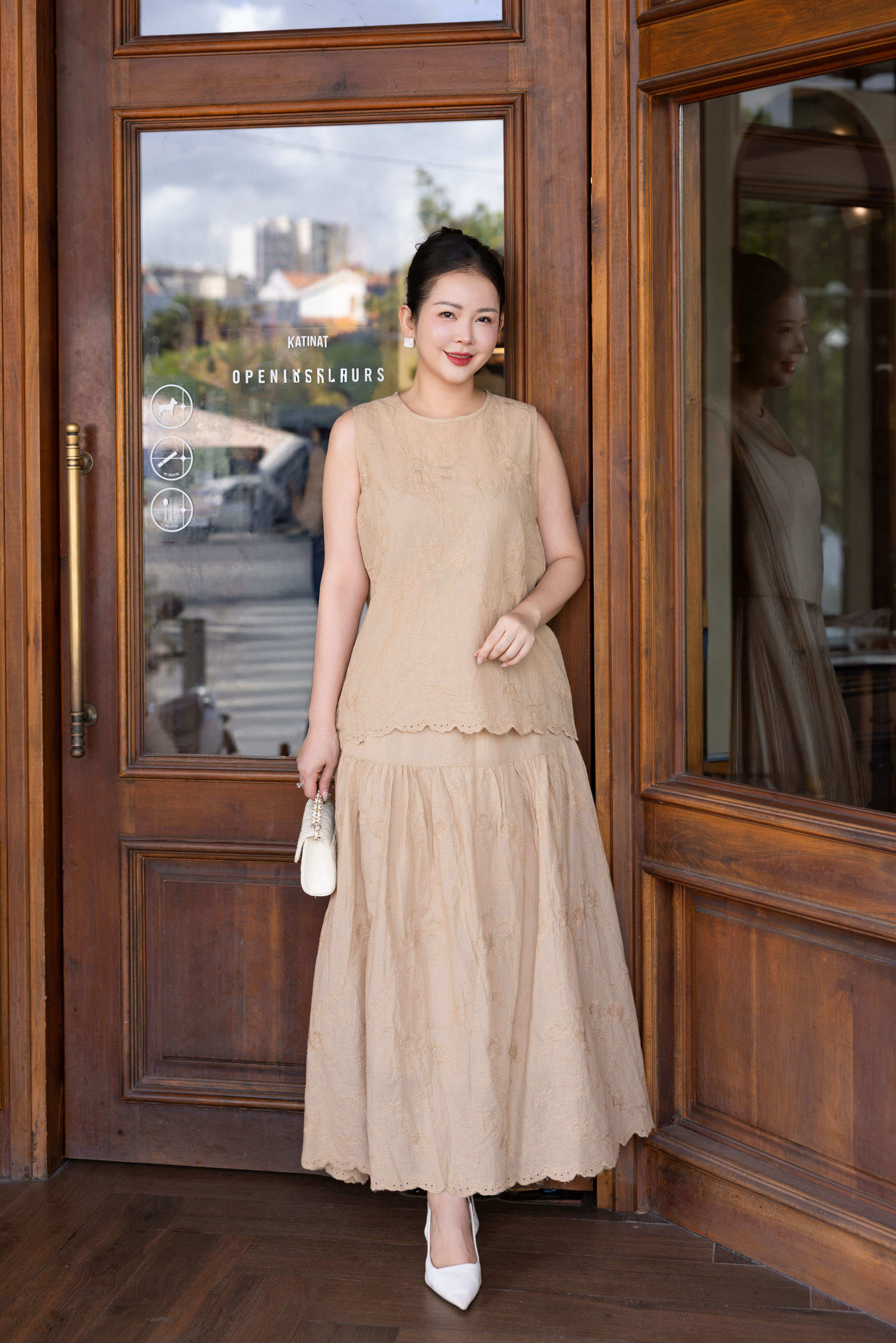 SWANLAKE | Áo Kiểu Nữ Vải Cotton Thêu Hoa Sát Nách Cổ Tròn Trẻ Trung Năng Động Dạo Phố Hè A13744LW01
