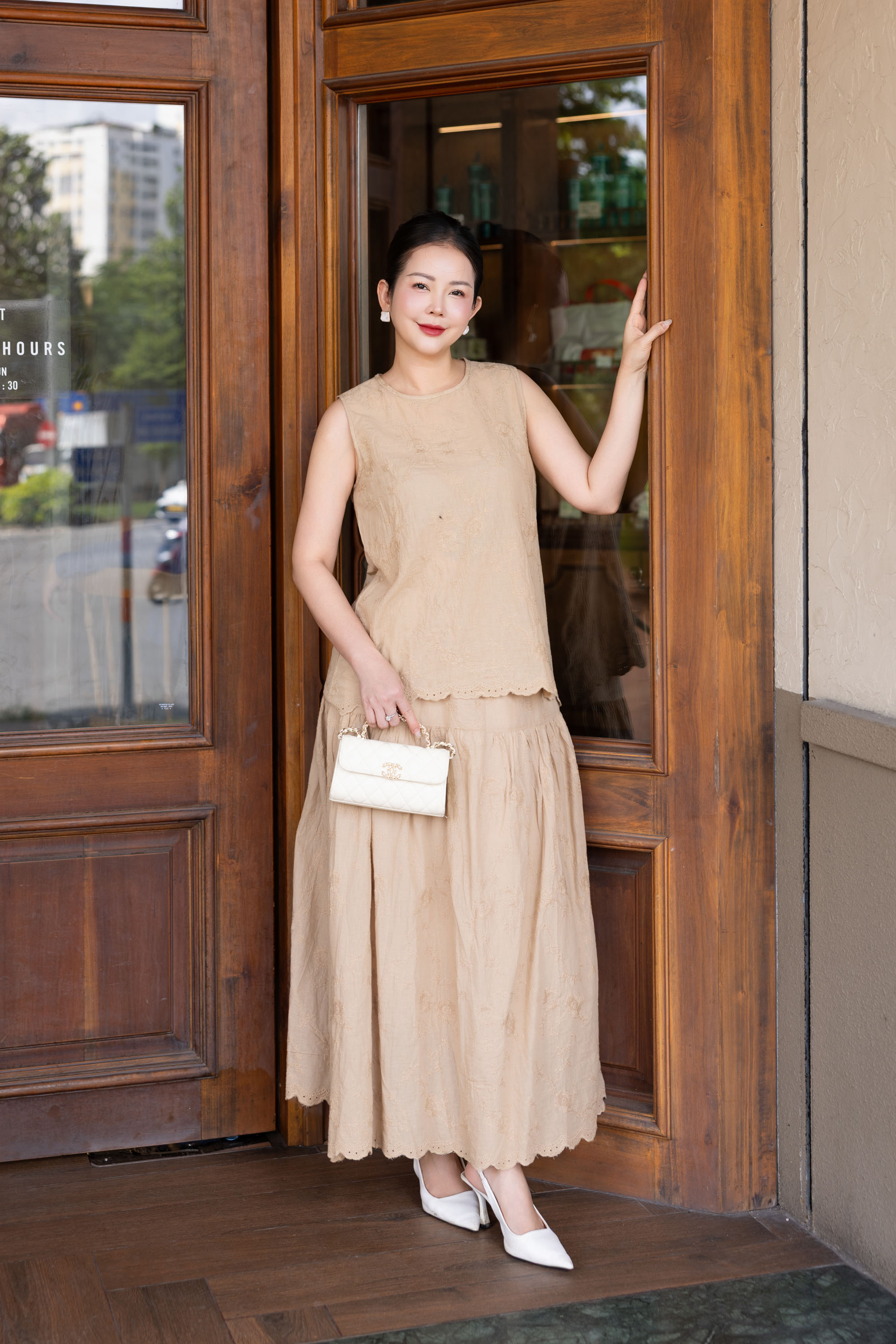 SWANLAKE | Áo Kiểu Nữ Vải Cotton Thêu Hoa Sát Nách Cổ Tròn Trẻ Trung Năng Động Dạo Phố Hè A13744LW01