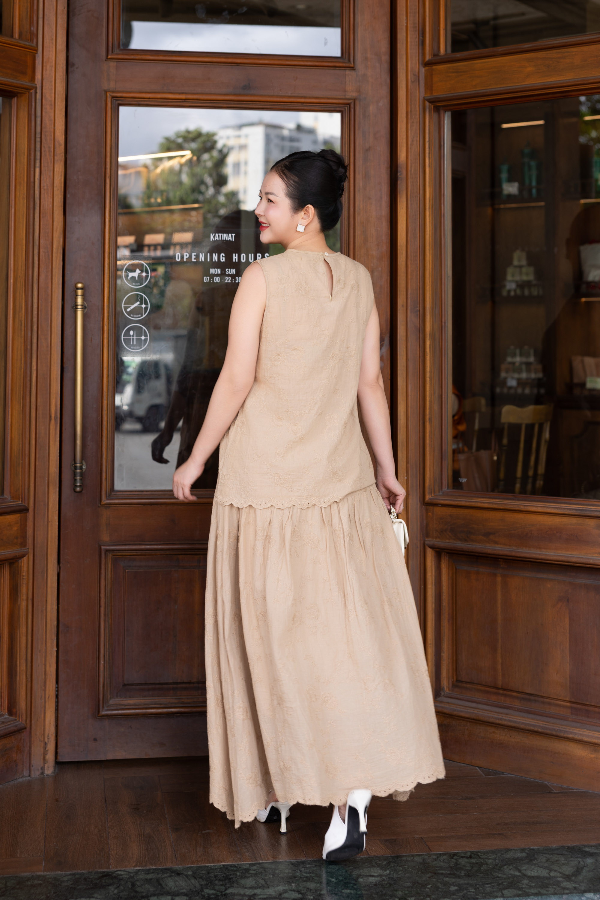 SWANLAKE | Áo Kiểu Nữ Vải Cotton Thêu Hoa Sát Nách Cổ Tròn Trẻ Trung Năng Động Dạo Phố Hè A13744LW01