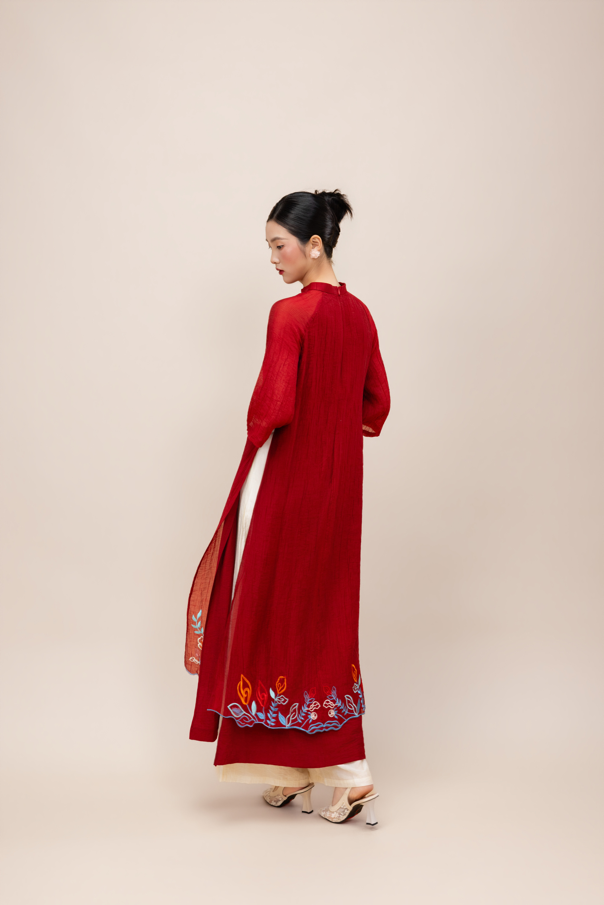 Áo Dài Cách Tân Nữ Suông Vải Xốp Hàn Tà Kép Thêu Hoa L13969LW01