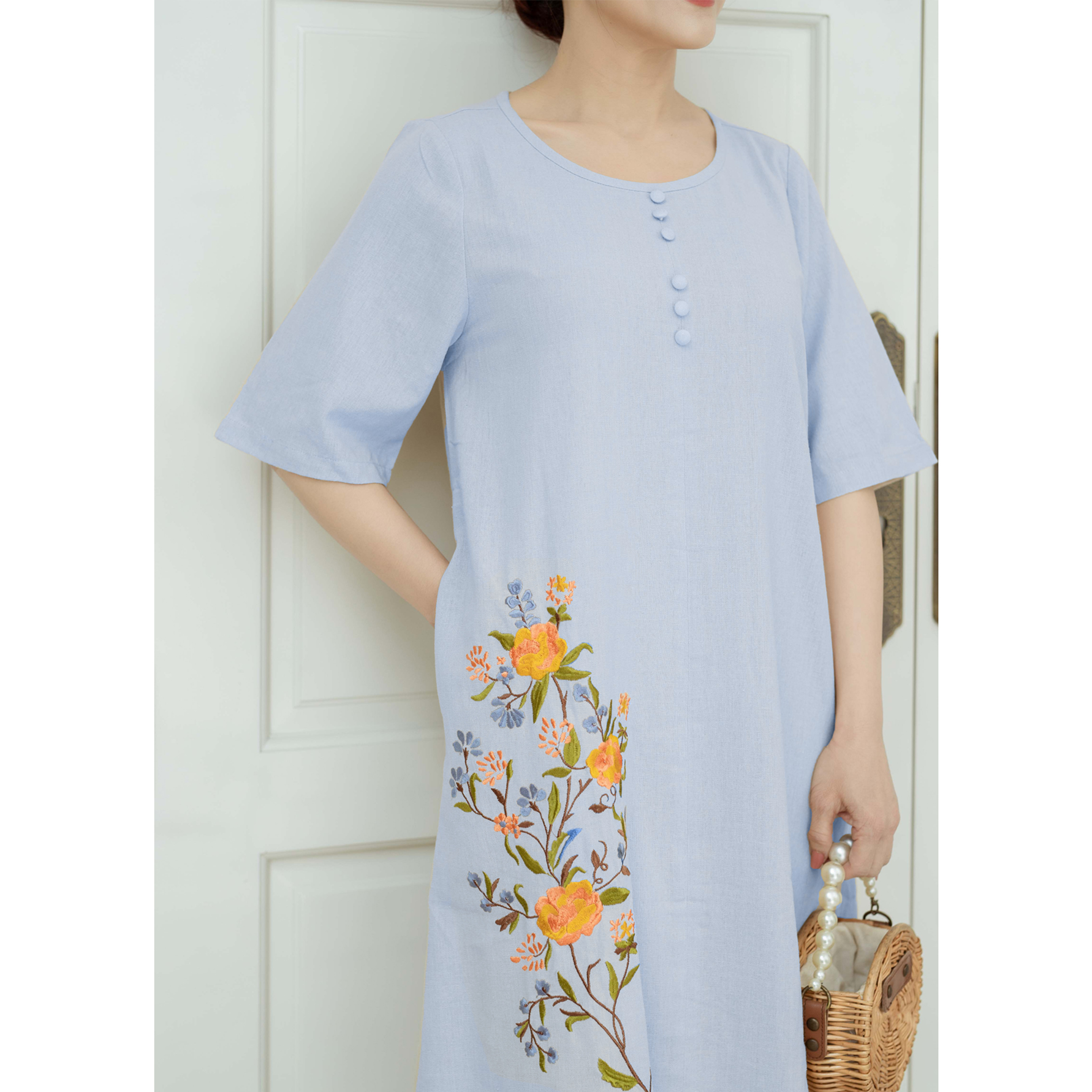 SWANLAKE | Váy Đầm Trung Niên Suông Qua Gối Che Bụng Thêu Bông Vải Linen Nhiều Màu Tặng Mẹ - D10447LW01