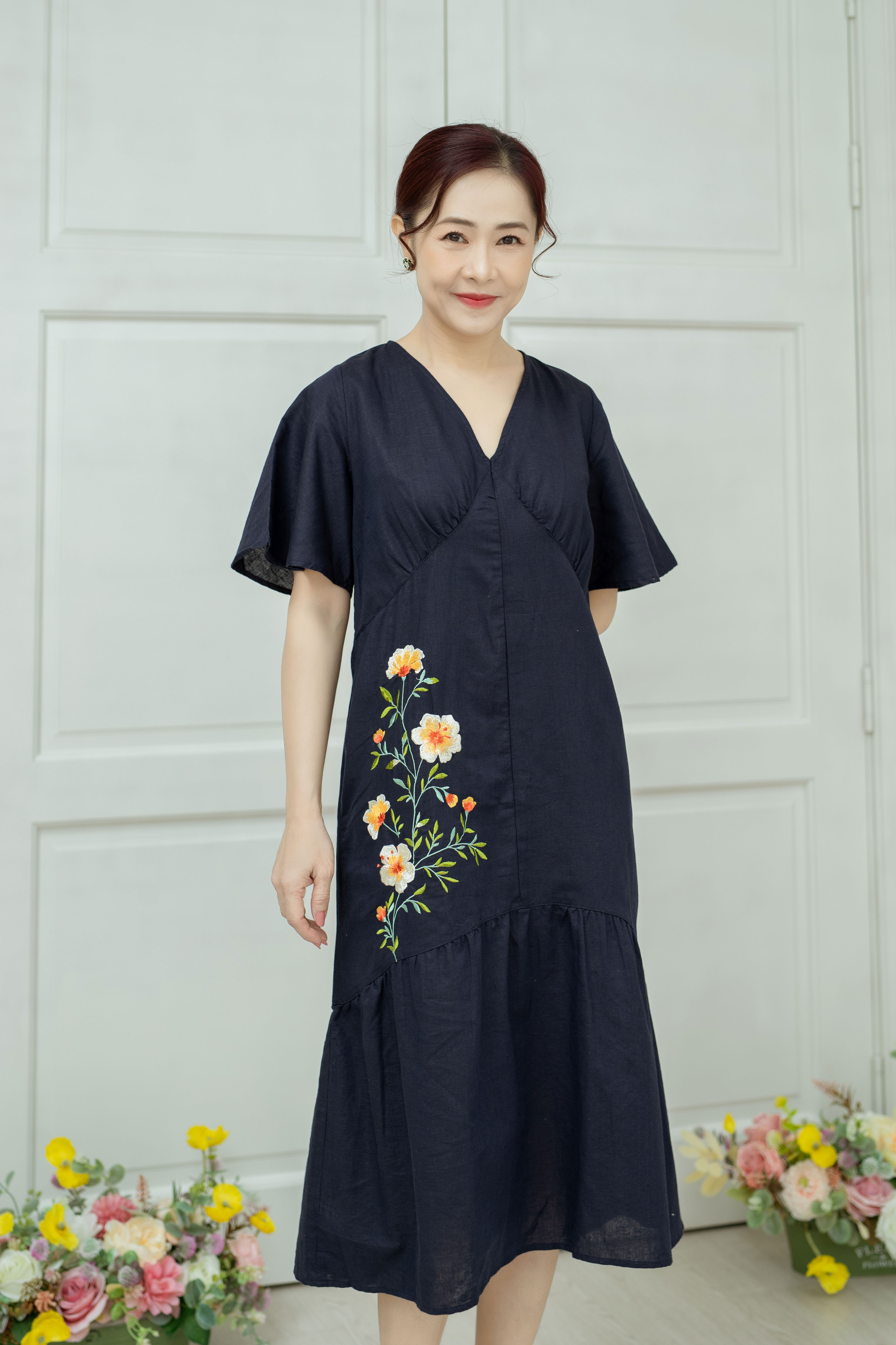 Đầm Phom Suông Thêu Bông Vải Linen Swanlake - D10617LW01