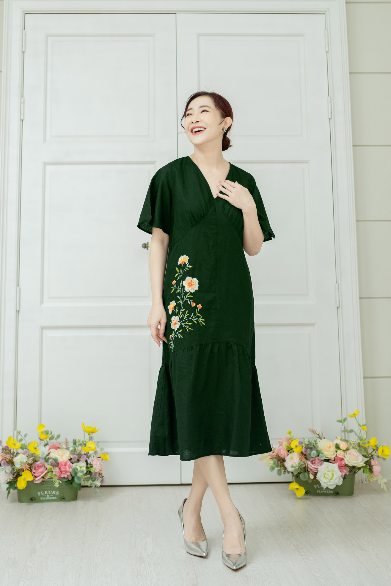 SWANLAKE | Váy Đầm Nữ Suông Trung Niên Đuôi Cá Thêu Hoa Cổ Tim Tay Ngắn Vải Linen Tặng Mẹ - D10617LW01