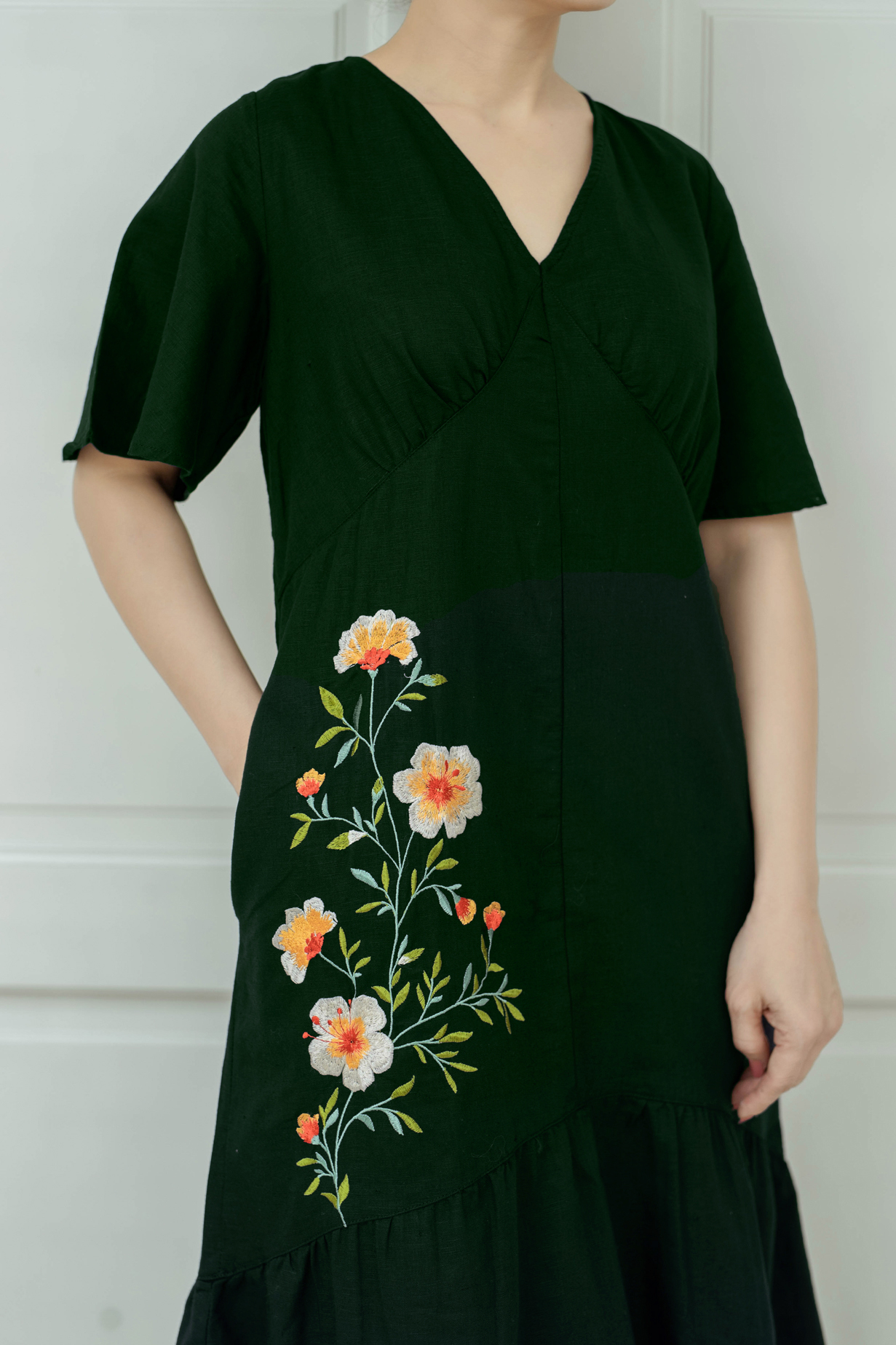 SWANLAKE | Váy Đầm Nữ Suông Trung Niên Đuôi Cá Thêu Hoa Cổ Tim Tay Ngắn Vải Linen Tặng Mẹ - D10617LW01