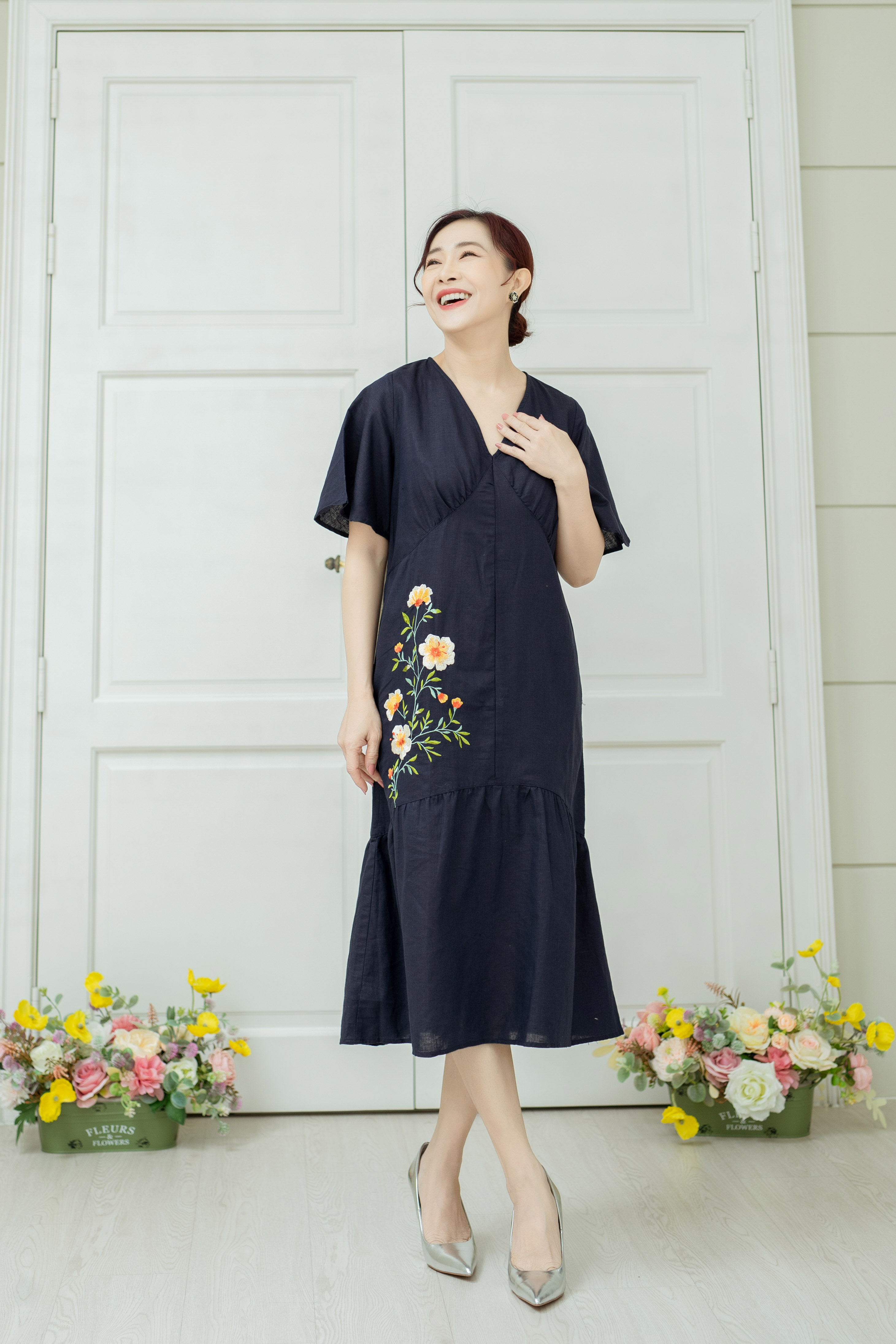 Đầm Phom Suông Thêu Bông Vải Linen Swanlake - D10617LW01