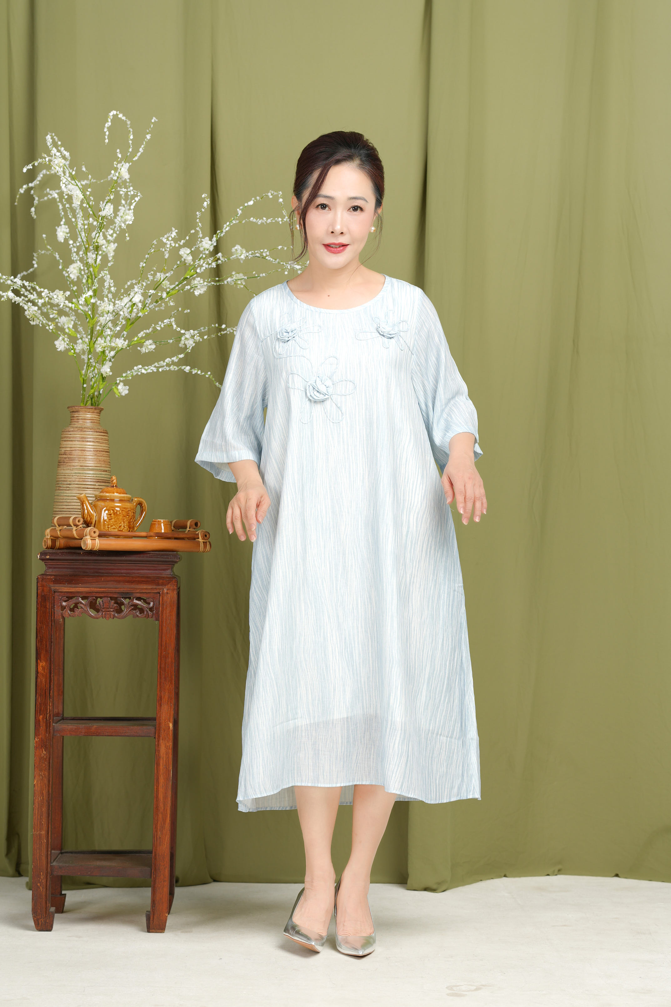 M-Collection - Đầm Suông Đính Bông 3D Vải Tơ Nhún - D10858LW10