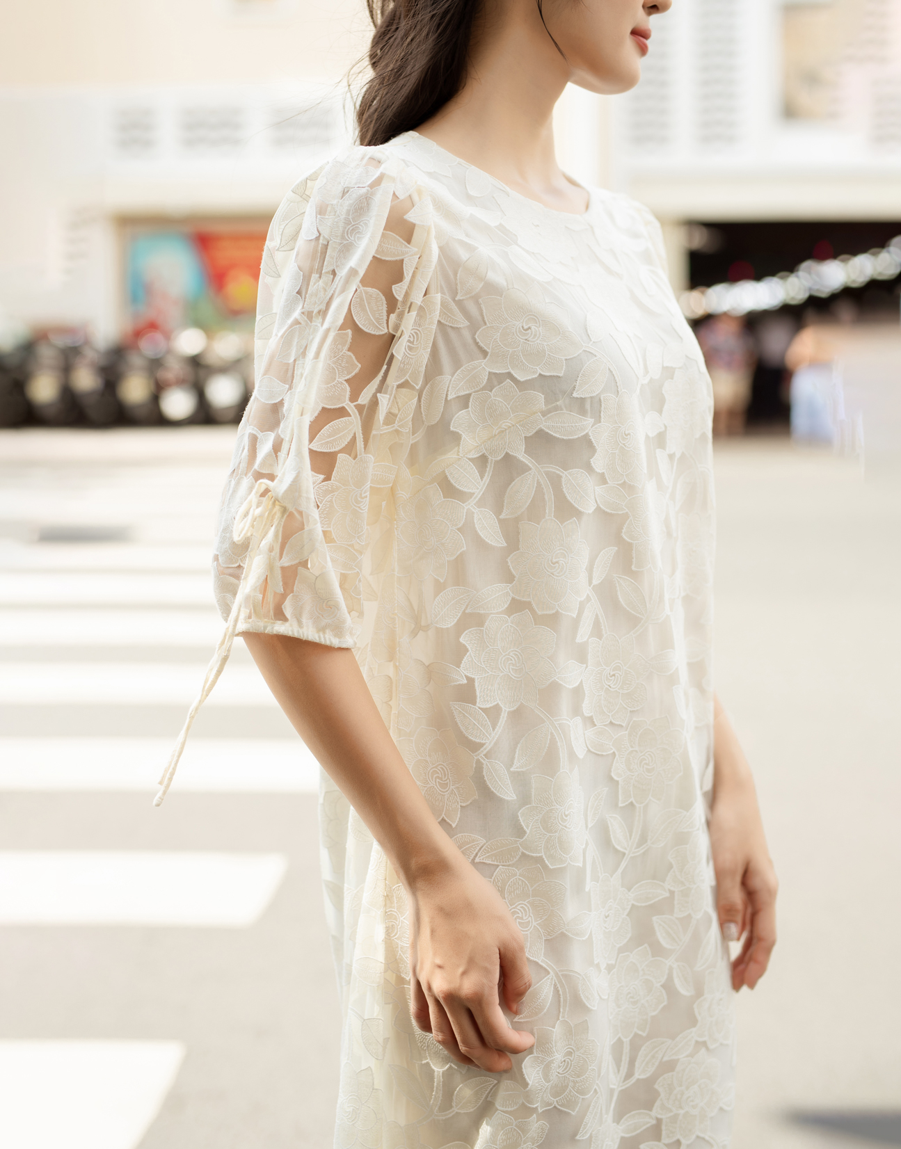 Đầm A Cổ Tròn Tay Rút Nơ Vải Ren Bông Swanlake - D11098LW01