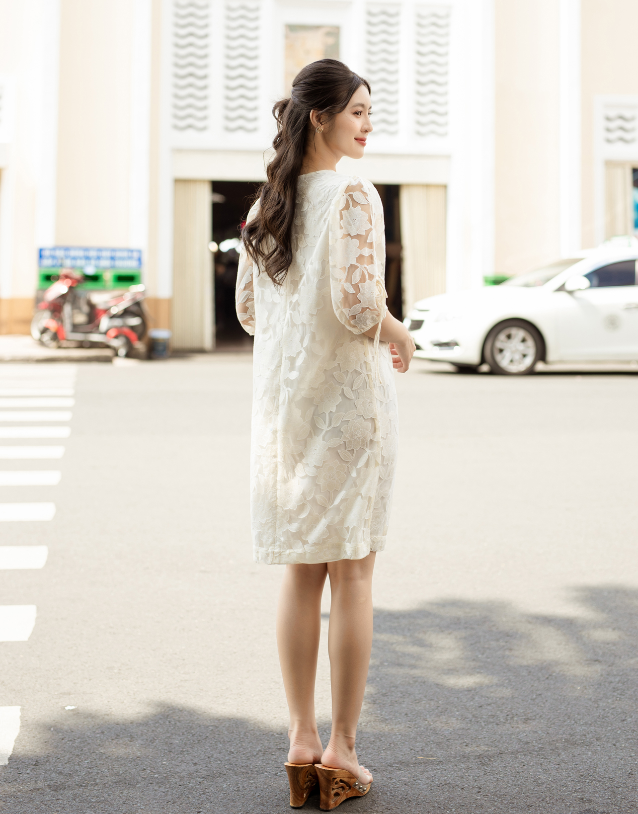 Đầm A Cổ Tròn Tay Rút Nơ Vải Ren Bông Swanlake - D11098LW01