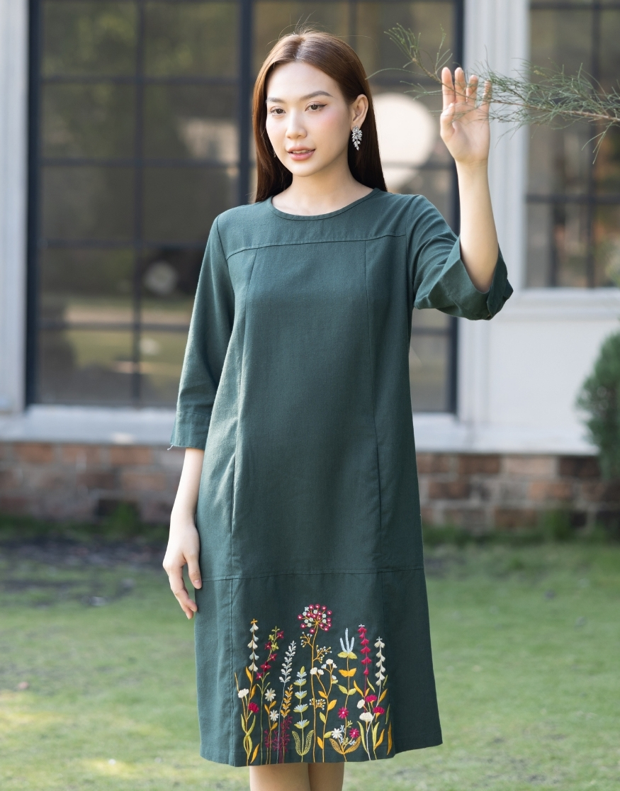 Đầm Suông Linen Thêu Hoa Swanlake - D11261LW01