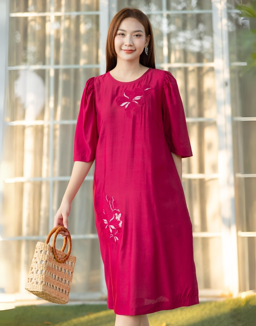 Đầm Suông Vải Tơ Cotton Thêu Swanlake - D11310LW01