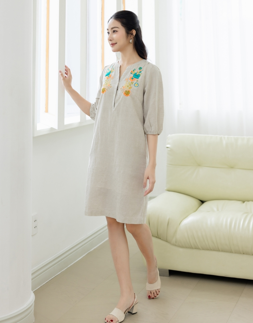 Đầm Linen Cổ Trụ Phom Suông Ngắn Thêu Đối Xứng - D11459LW01