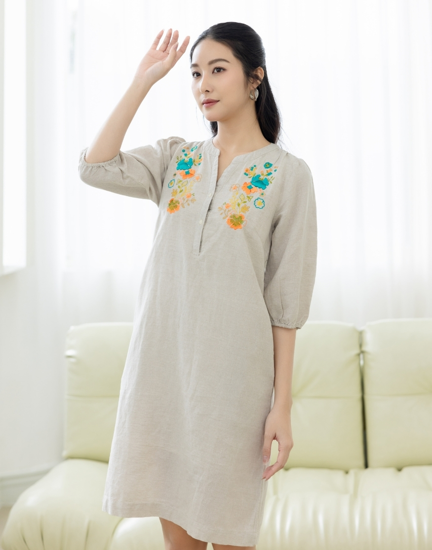 Đầm Linen Cổ Trụ Phom Suông Ngắn Thêu Đối Xứng - D11459LW01