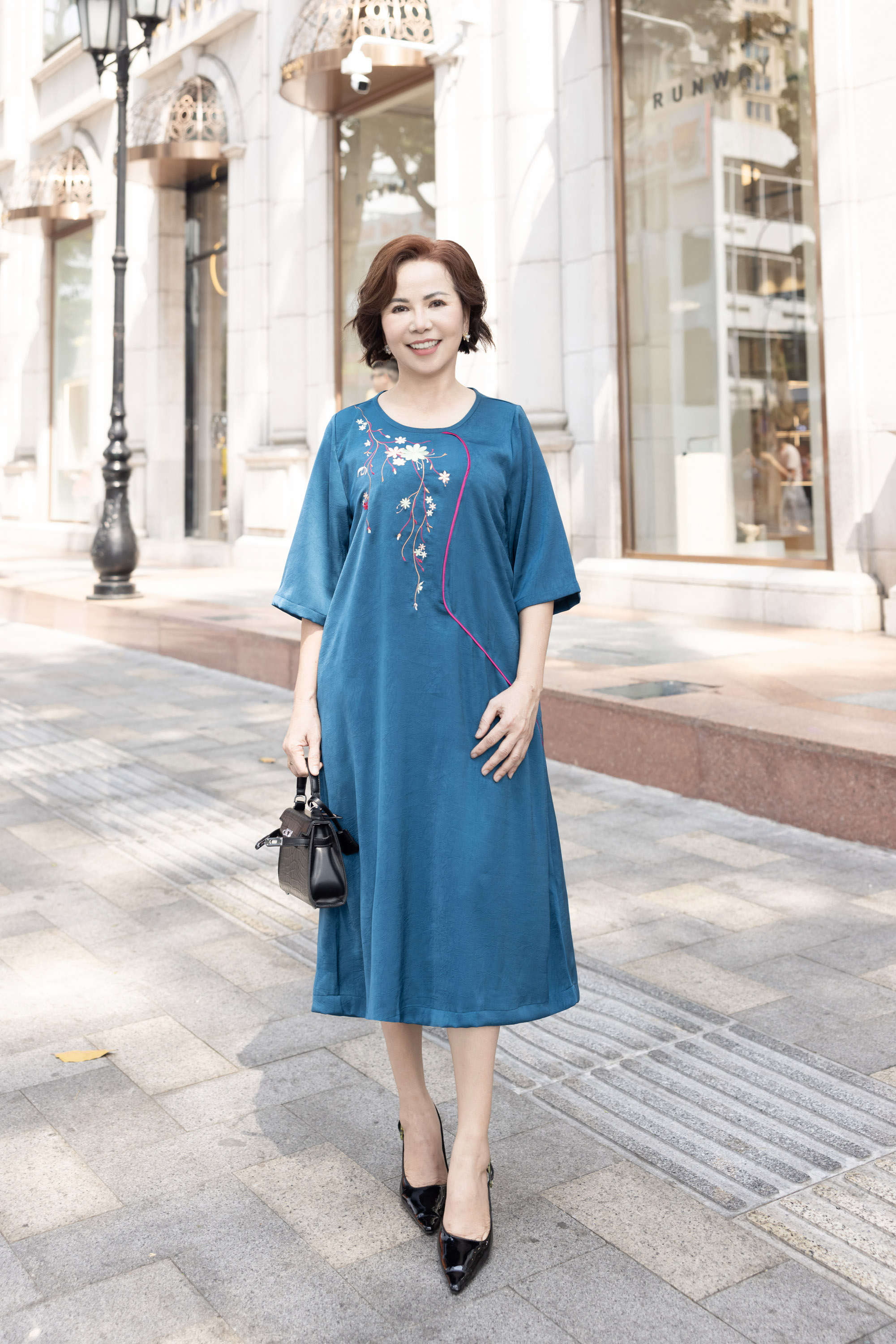 M Collection | Đầm Cổ Tròn Trung Niên Tặng Mẹ Phom Suông Dài Lụa Wash Thêu - D11561LW01