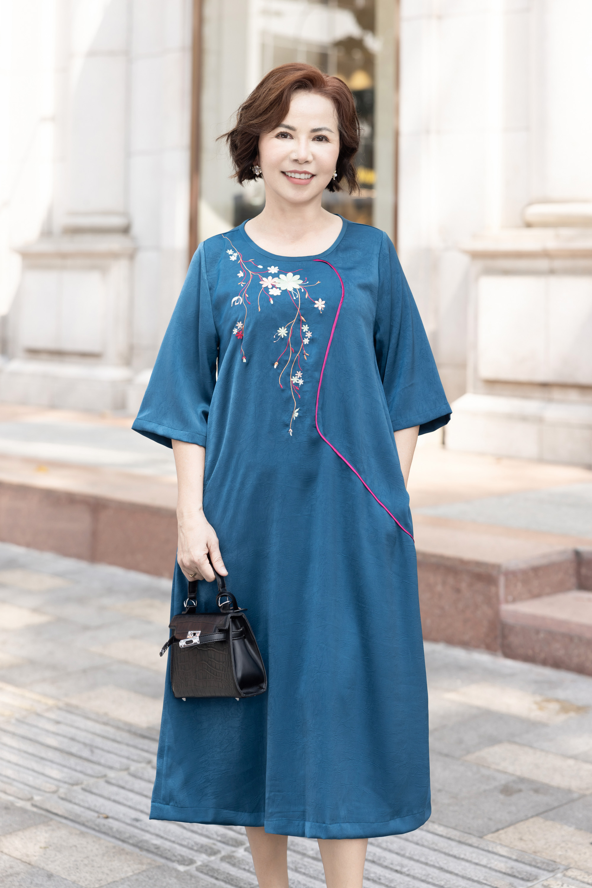 M Collection | Đầm Cổ Tròn Trung Niên Tặng Mẹ Phom Suông Dài Lụa Wash Thêu - D11561LW01