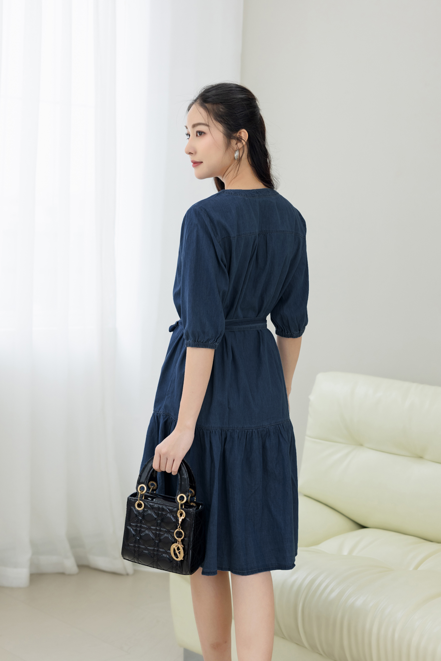 Đầm Jean Wash Cột Dây Phom A Xoè Cổ Trụ - D11609LW01