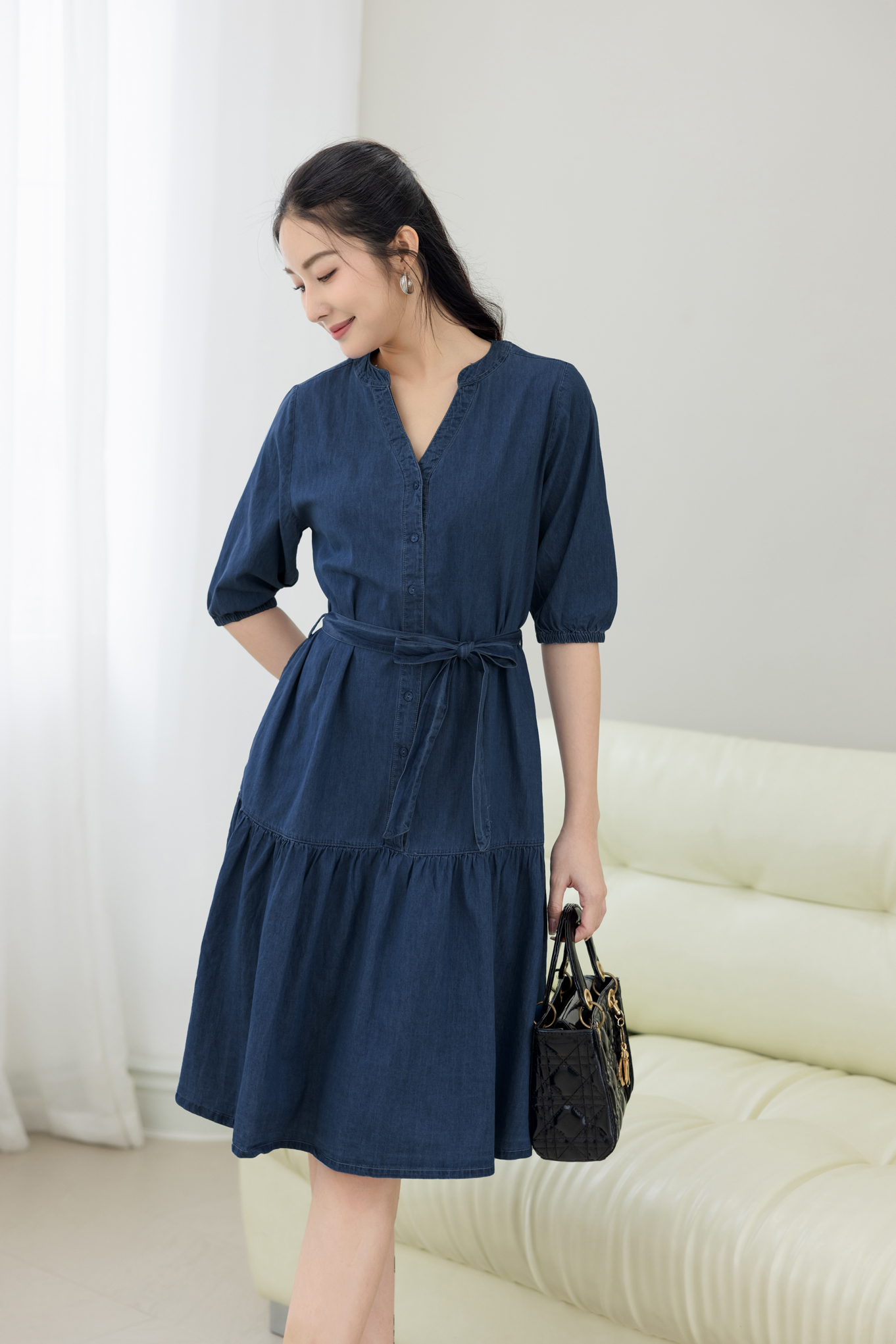 Đầm Jean Wash Cột Dây Phom A Xoè Cổ Trụ - D11609LW01