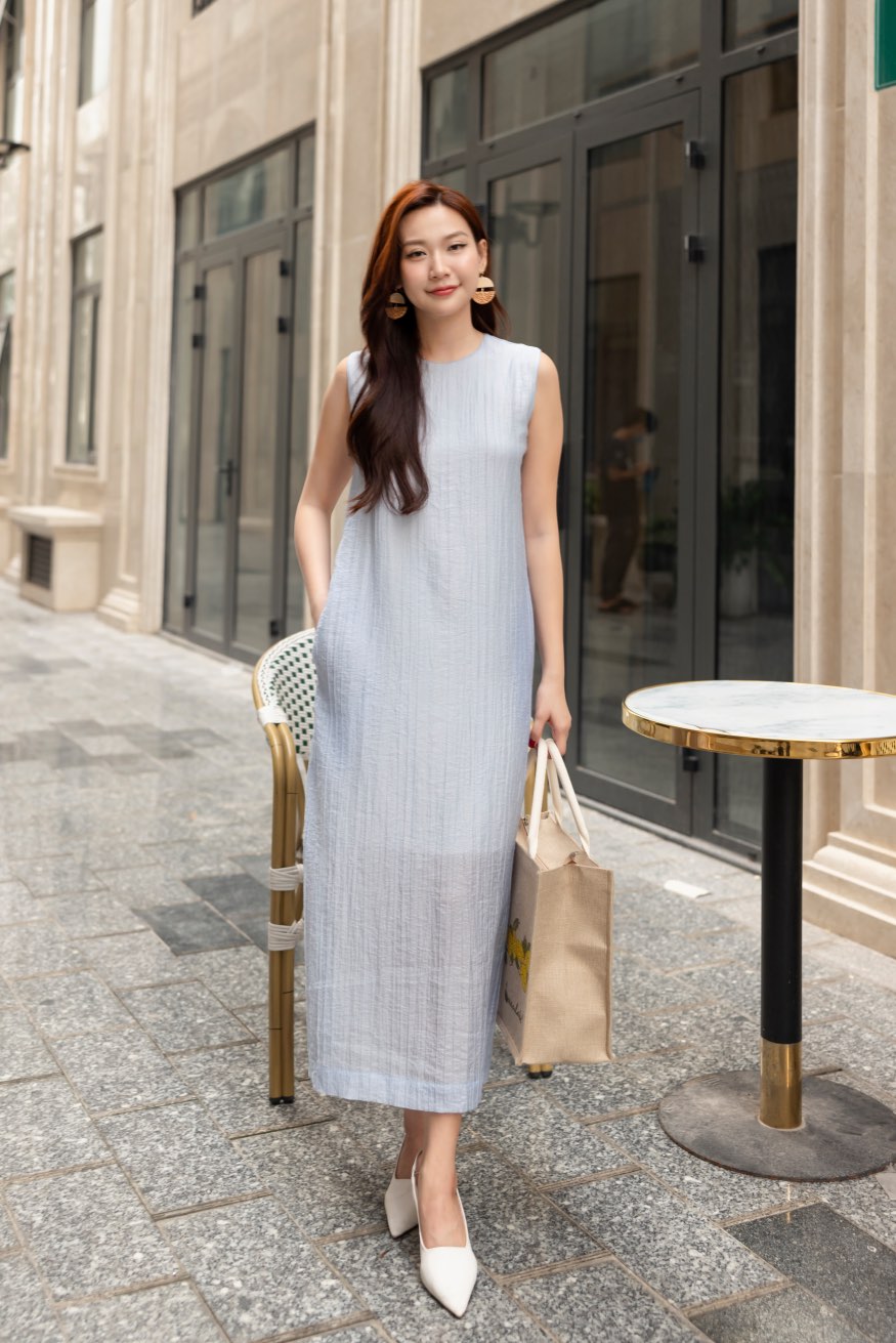 Đầm Suông sát Nách Cổ Tròn Tơ Dập Ly Xanh trời Swanlake - D11719LW01