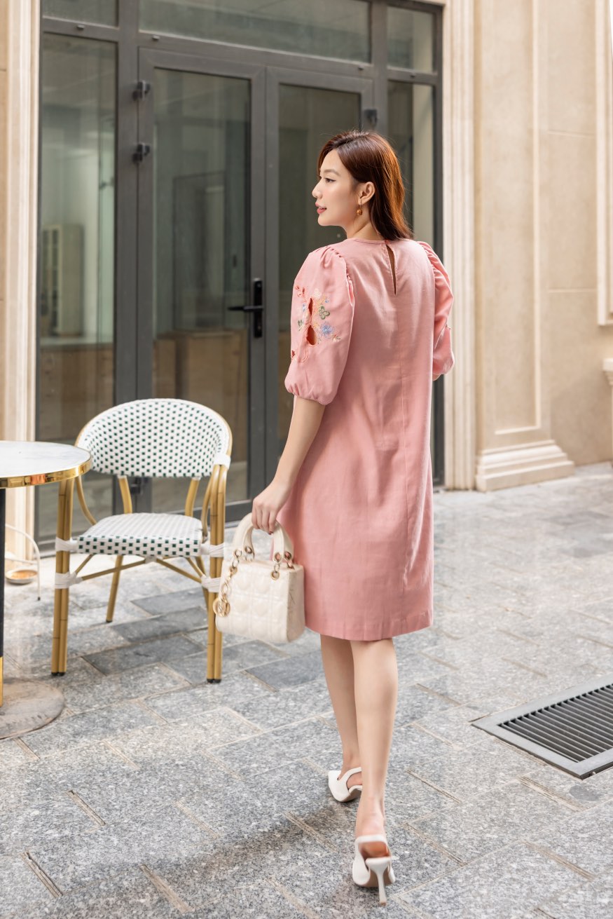 Đầm Linen Thêu 2 Bên cánh Tay Swanlake - D11725LW01