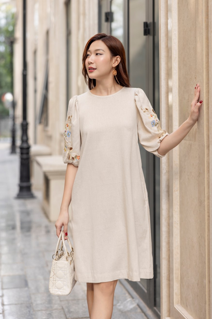 Đầm Linen Thêu 2 Bên cánh Tay Swanlake - D11725LW01