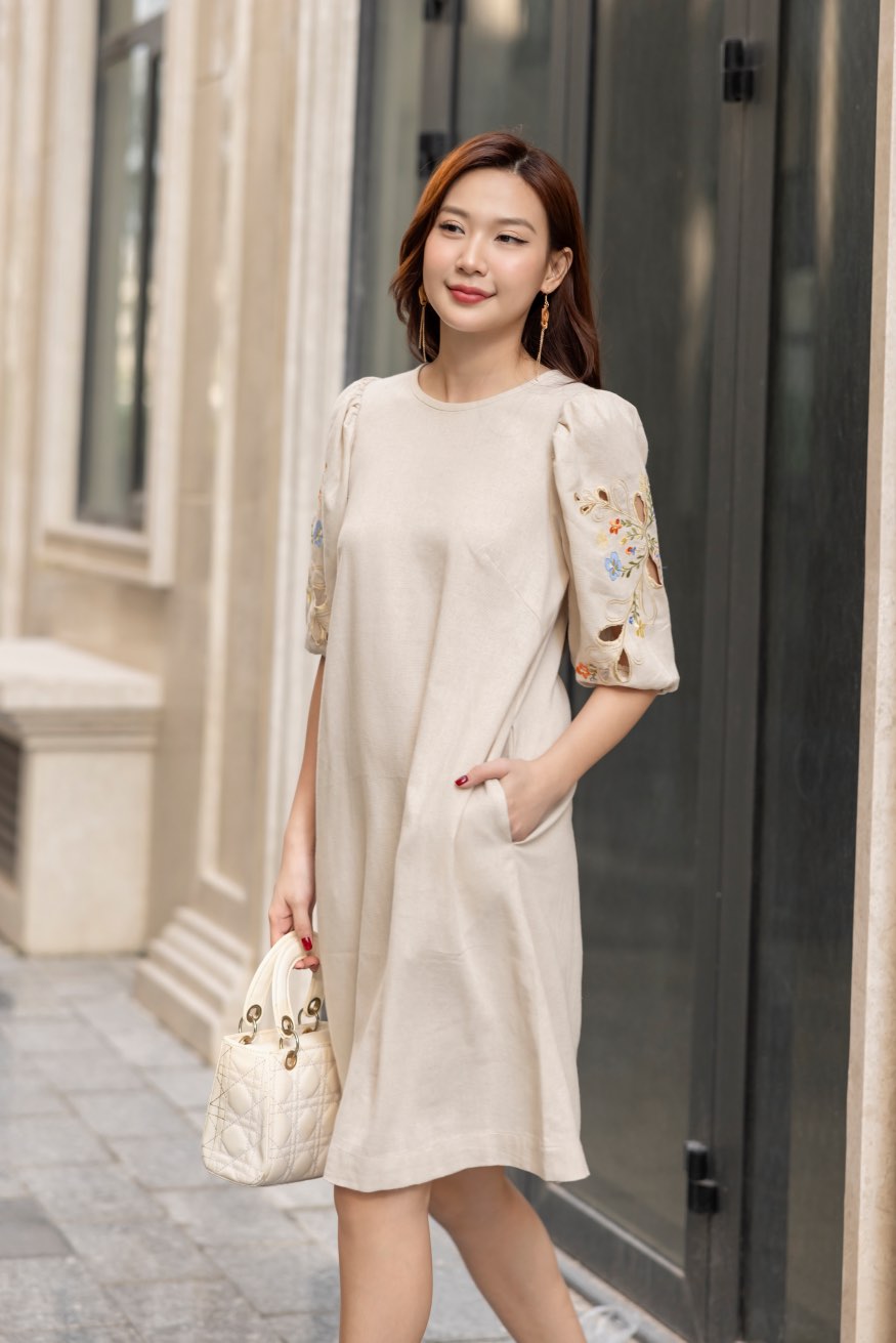 Đầm Linen Thêu 2 Bên cánh Tay Swanlake - D11725LW01