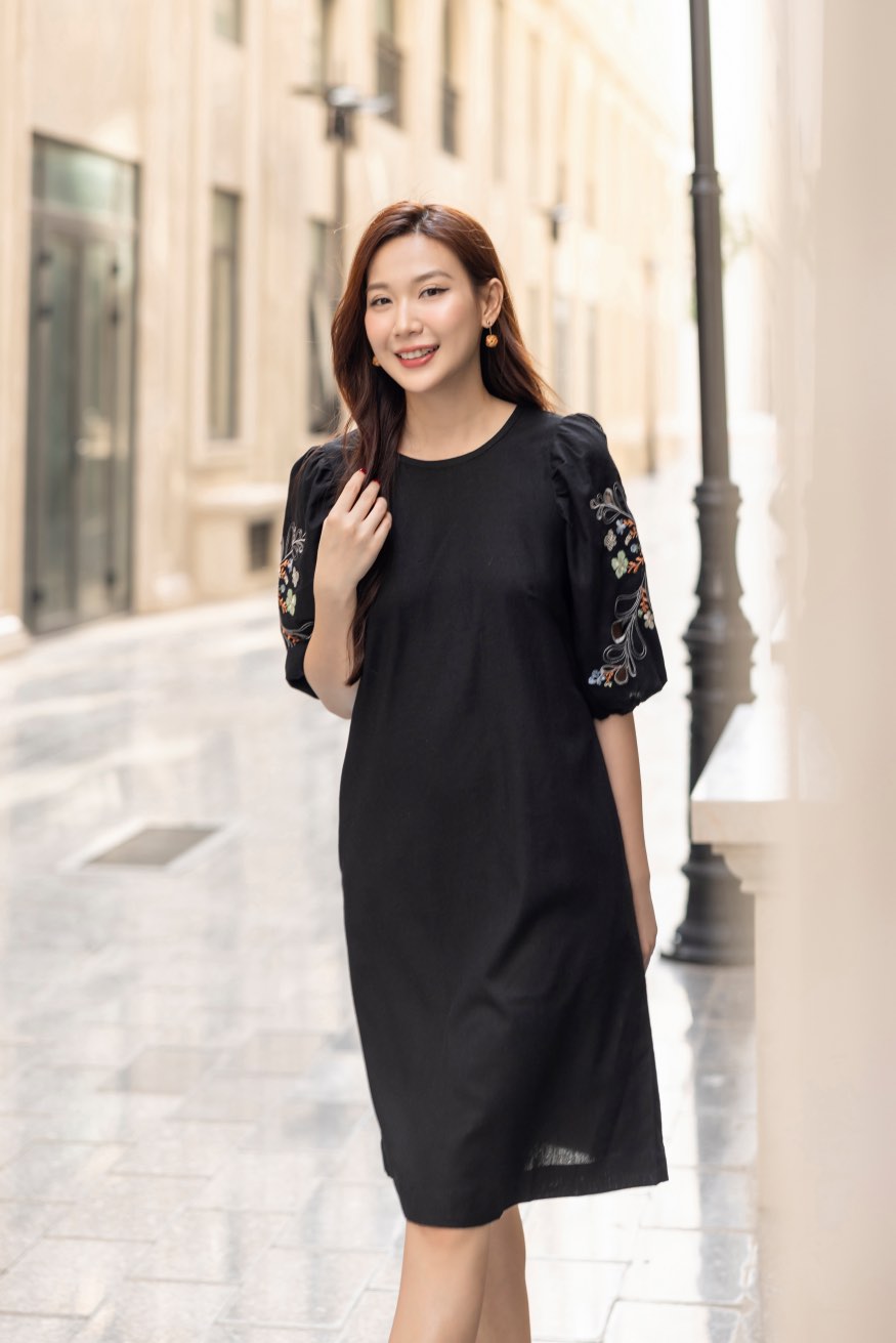 Đầm Linen Thêu 2 Bên cánh Tay Swanlake - D11725LW01