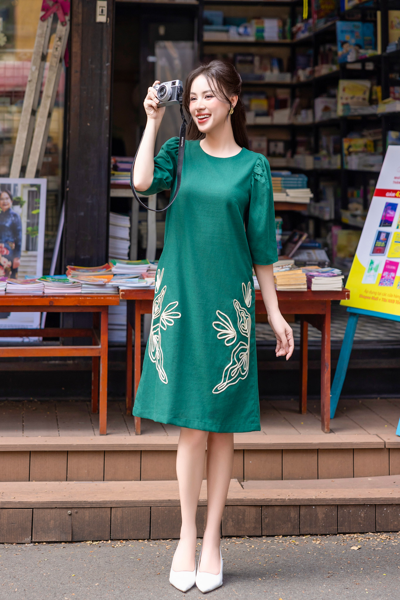 Đầm Thêu Hai Bên Tà Chất Liệu Linen Swanlake - D11953LW01