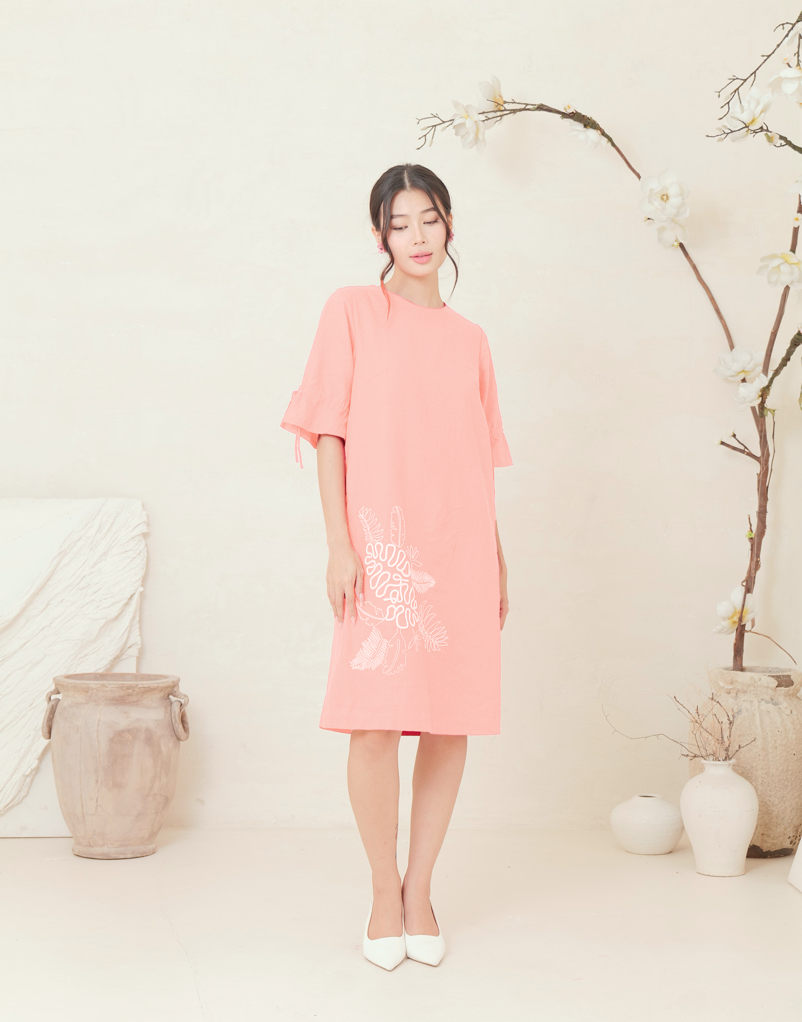 Đầm Suông Thêu Hoa Lá Thông Chạy Nét Chất Liệu Linen Swanlake - D11987LW01