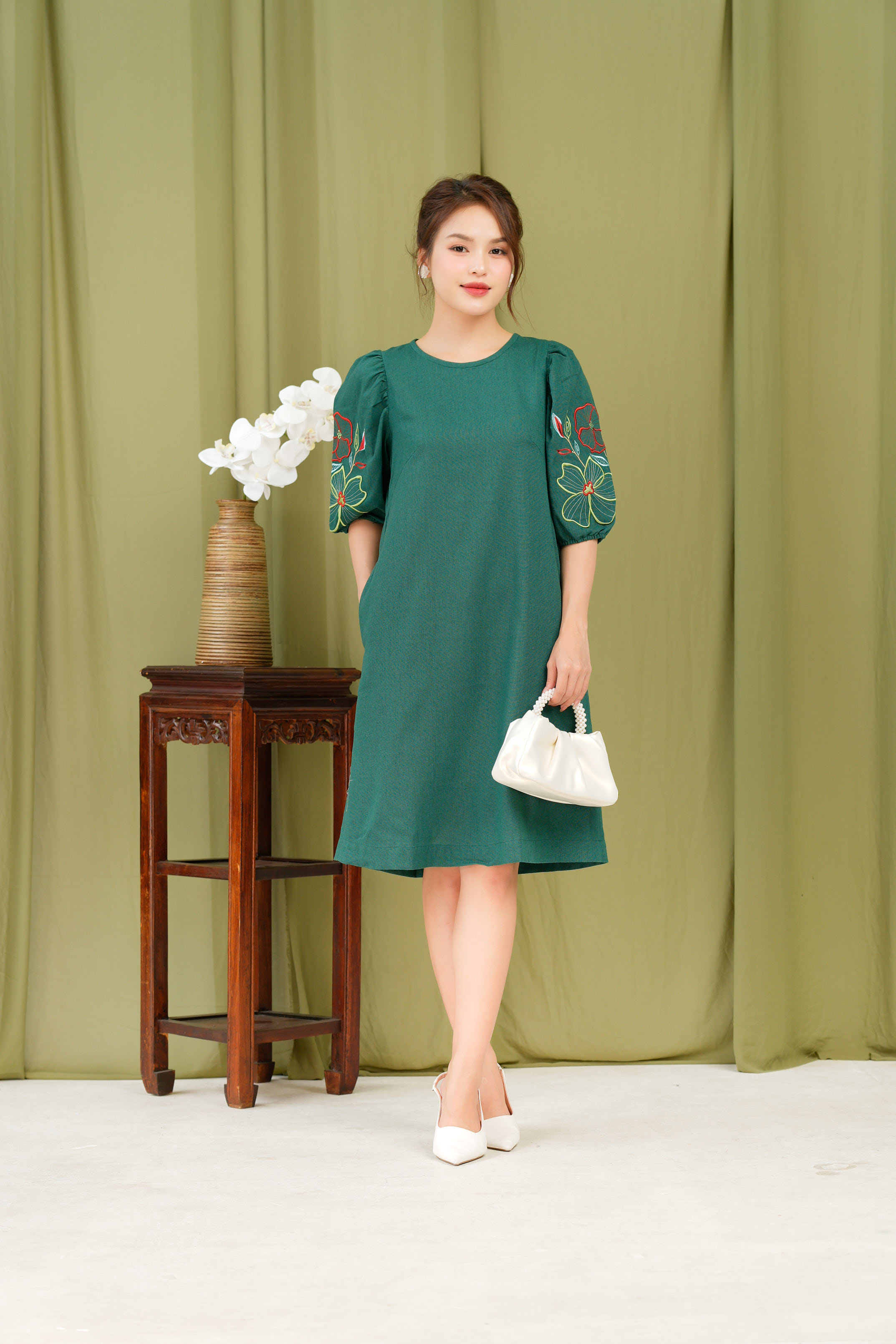 Đầm Thêu Hai Bên Cánh Tay Chất Liệu Linen Swanake - D12013LW01