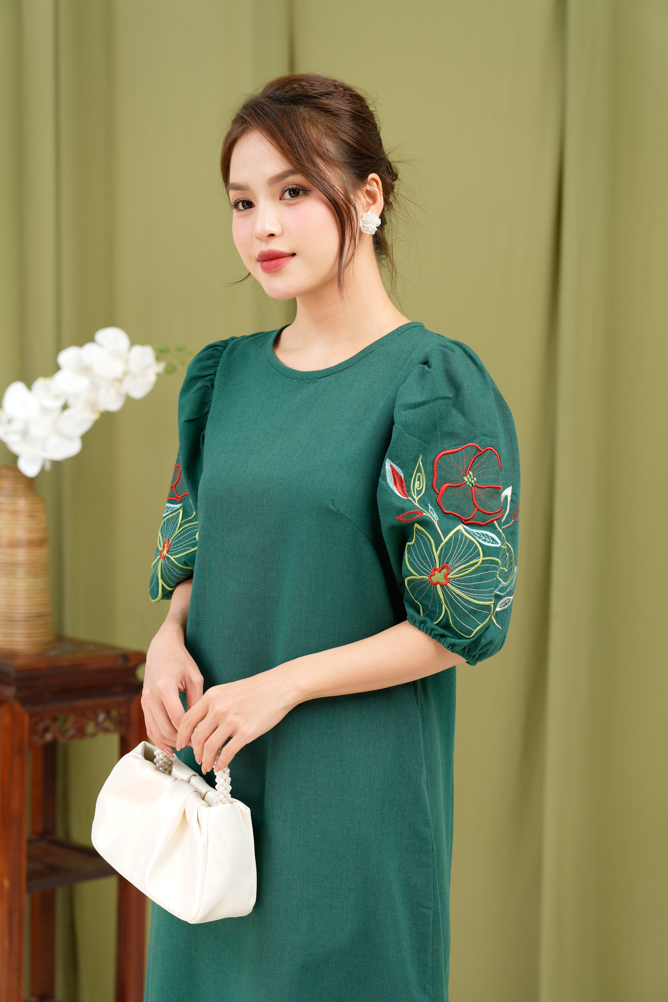 Đầm Thêu Hai Bên Cánh Tay Chất Liệu Linen Swanake - D12013LW01