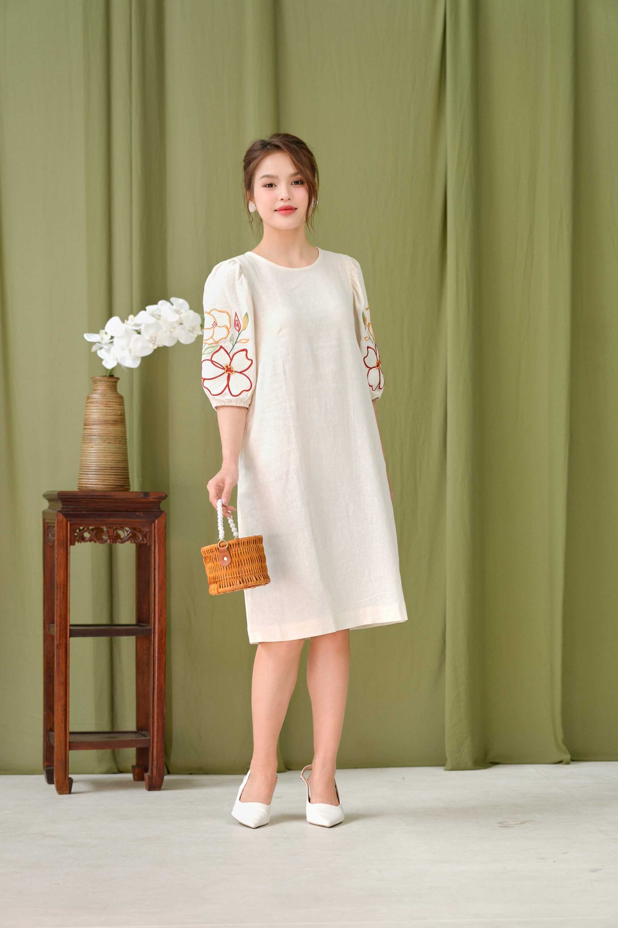Đầm Thêu Hai Bên Cánh Tay Chất Liệu Linen Swanake - D12013LW01