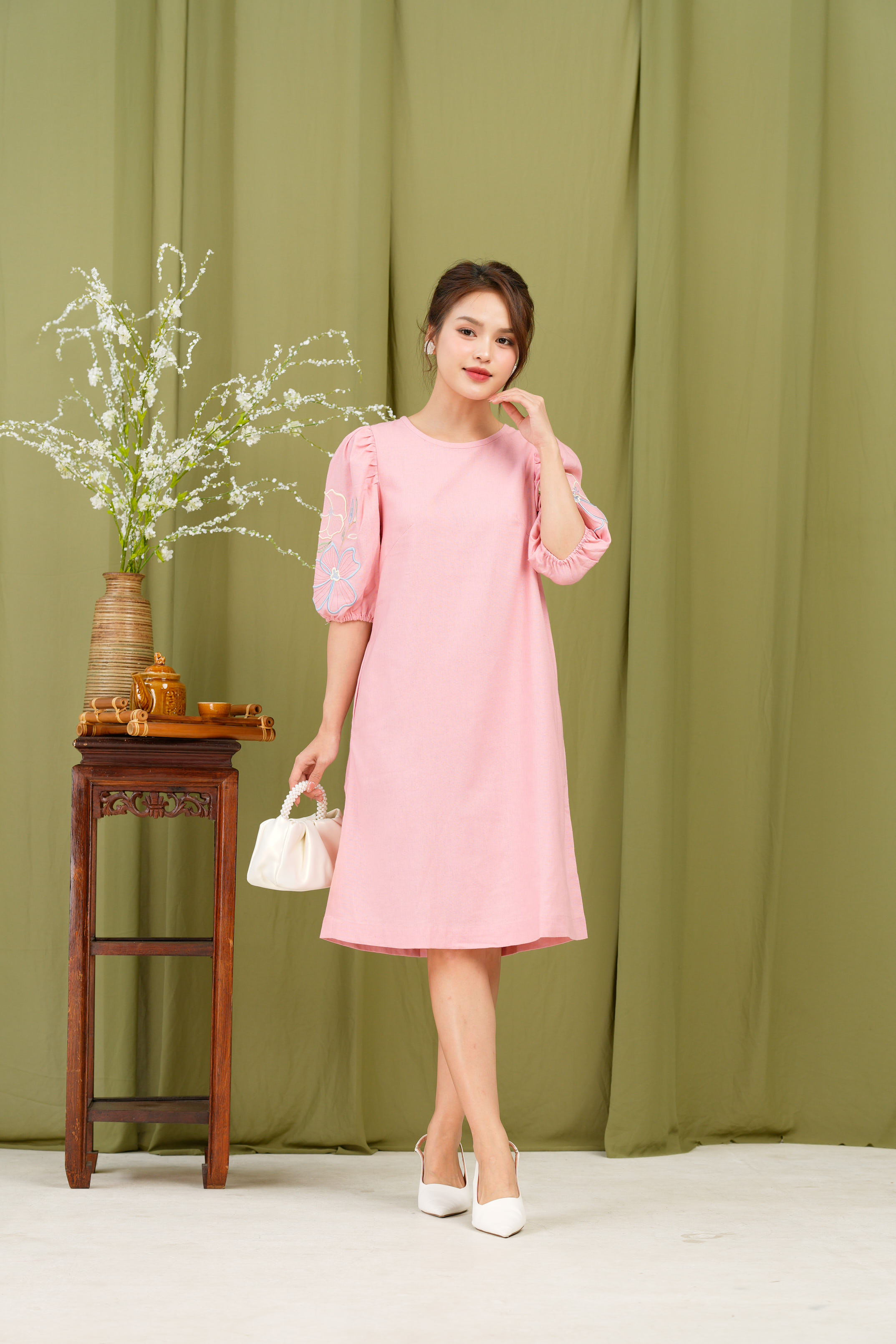 Đầm Thêu Hai Bên Cánh Tay Chất Liệu Linen Swanake - D12013LW01