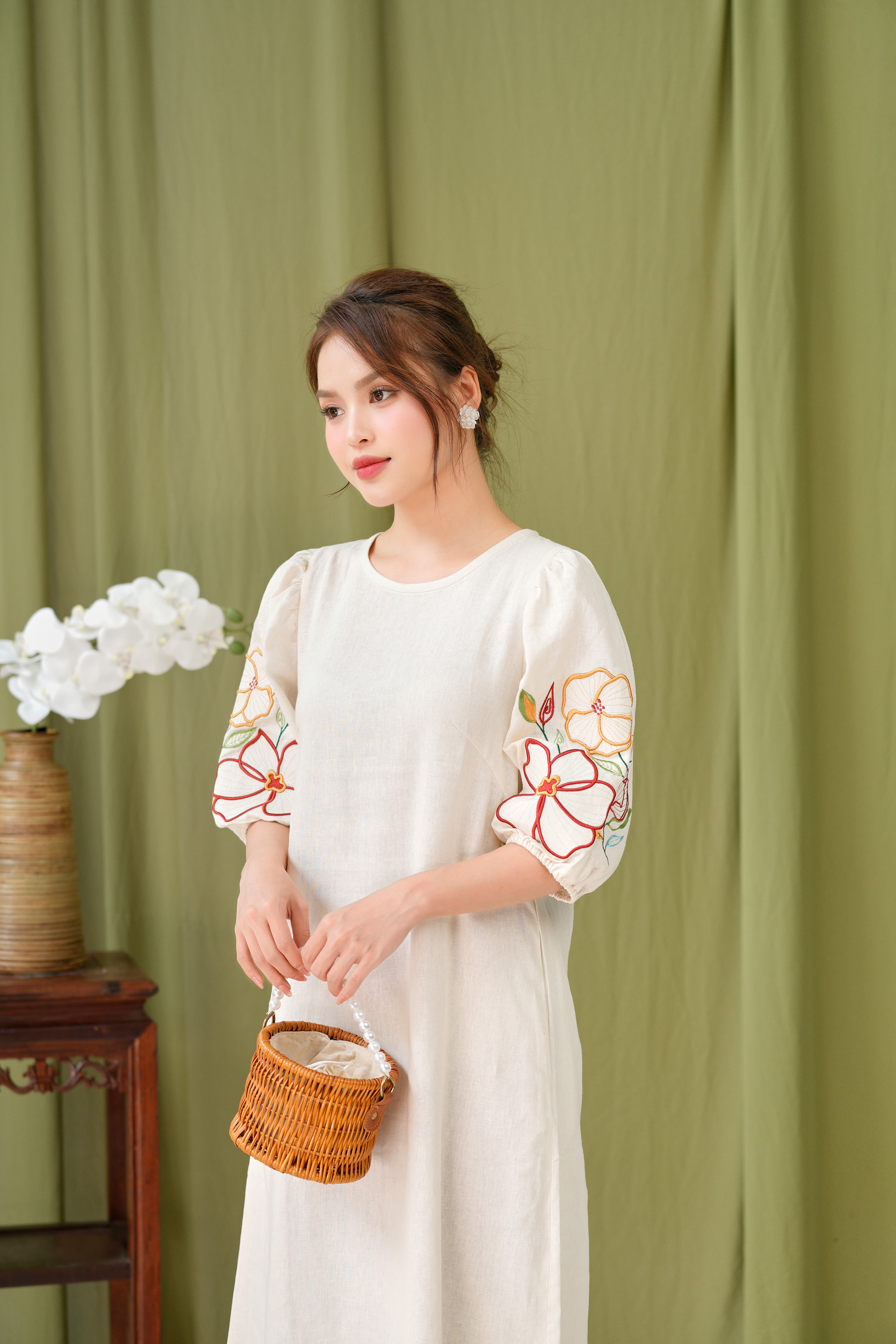 Đầm Thêu Hai Bên Cánh Tay Chất Liệu Linen Swanake - D12013LW01