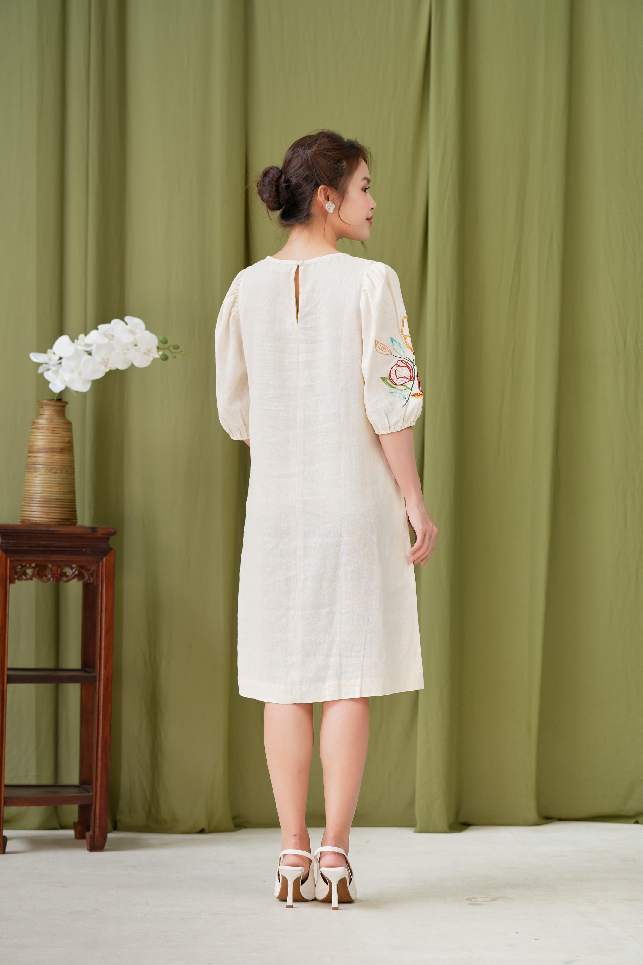 Đầm Thêu Hai Bên Cánh Tay Chất Liệu Linen Swanake - D12013LW01