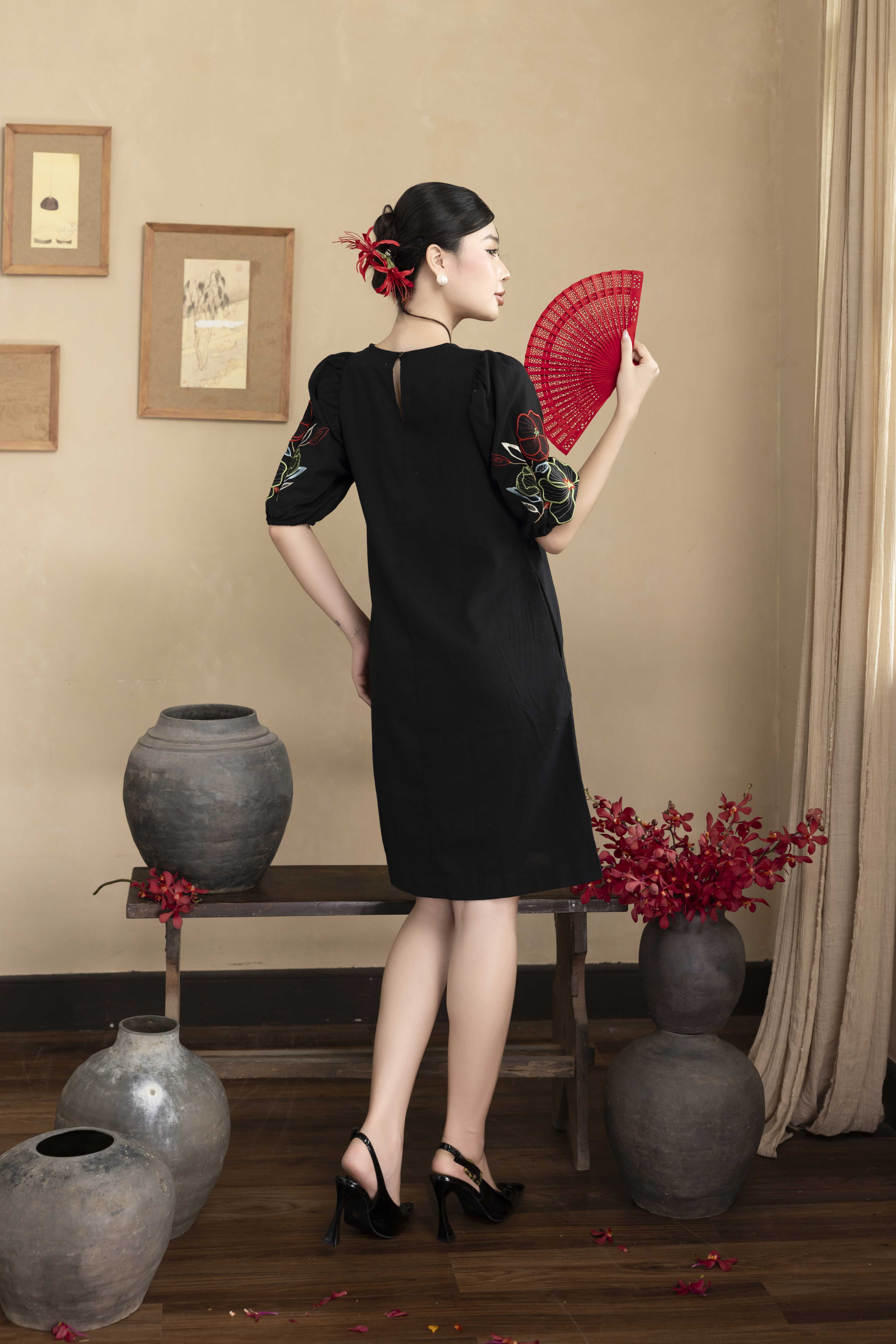 Đầm Thêu Hai Bên Cánh Tay Chất Liệu Linen Swanake - D12013LW01