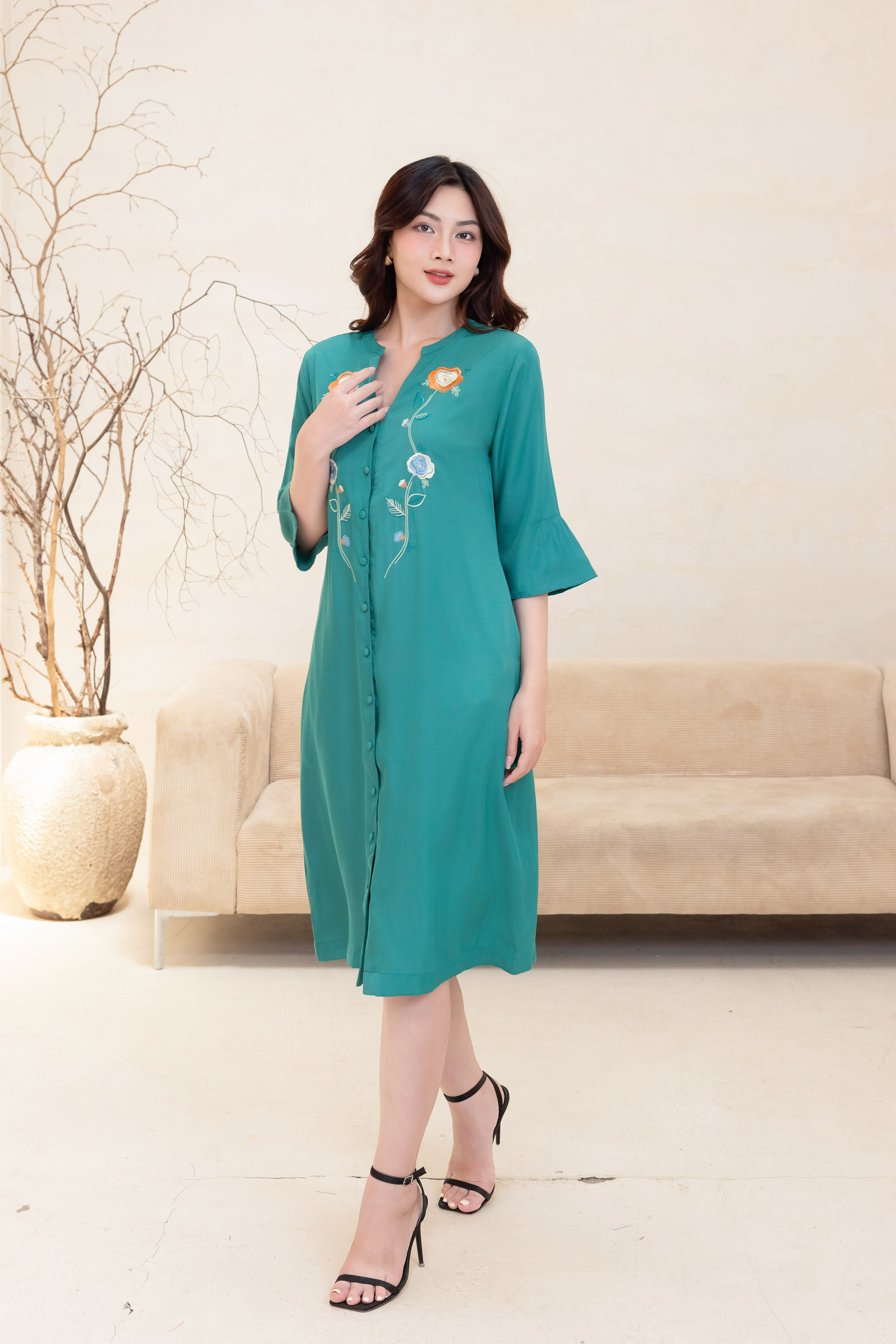 M-Collection - Đầm Suông Thêu Chất Liệu Vải Taffta - D12044LW01
