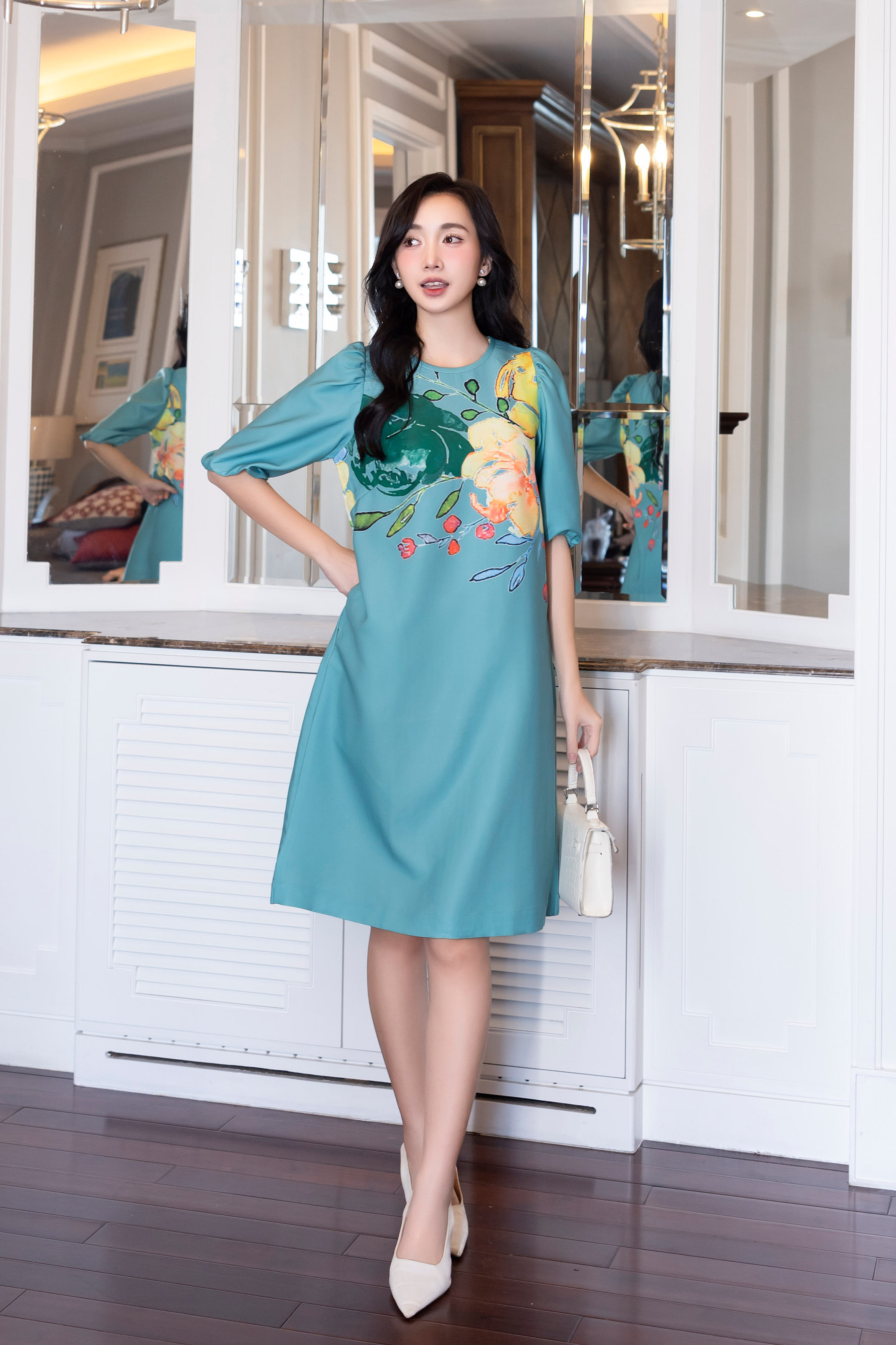 Đầm Suông In Hoa Chất Liệu Lụa Dày Trắng Swanlake - D12102LW01