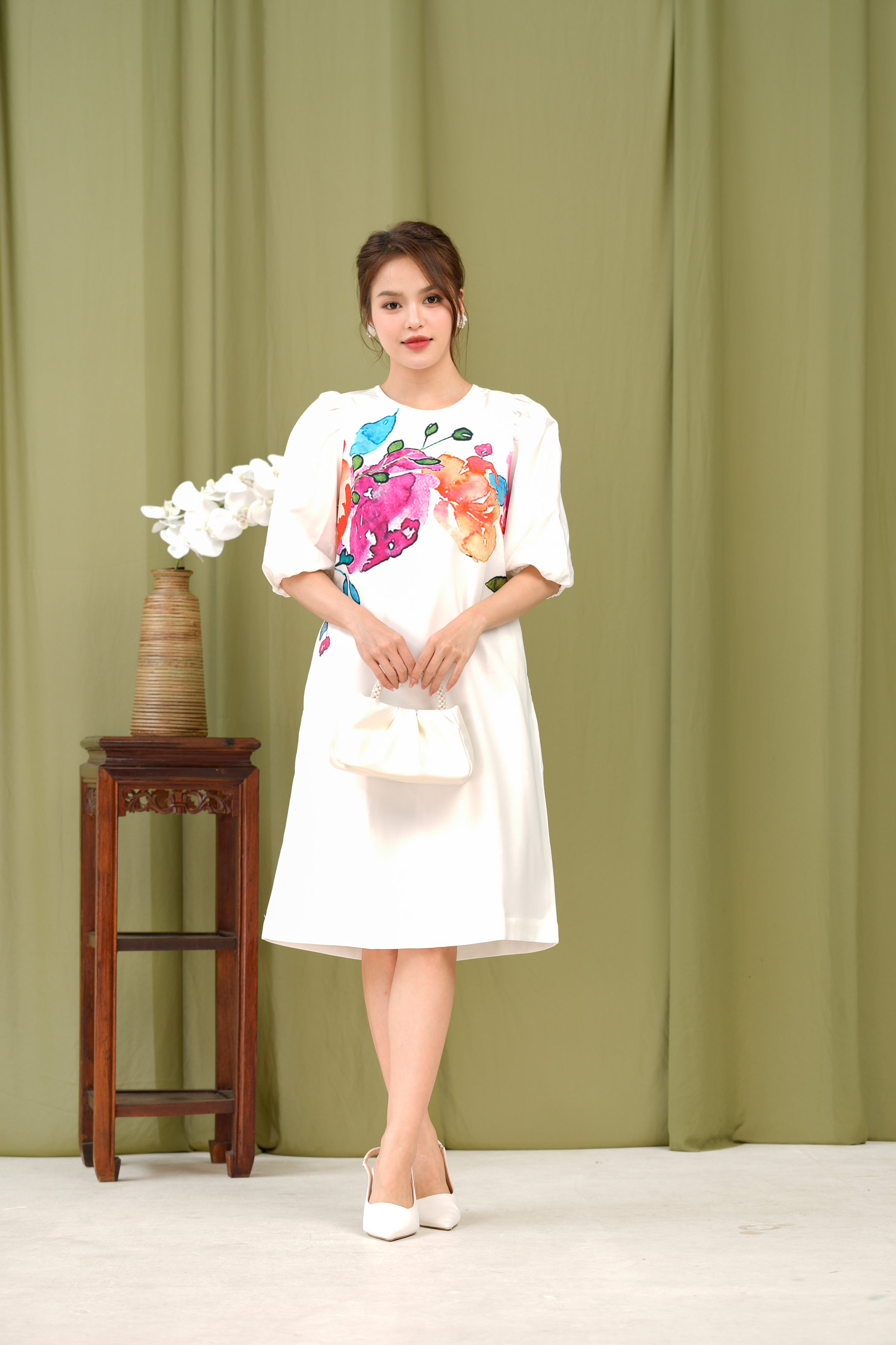 Đầm Suông In Hoa Chất Liệu Lụa Dày Trắng Swanlake - D12102LW01