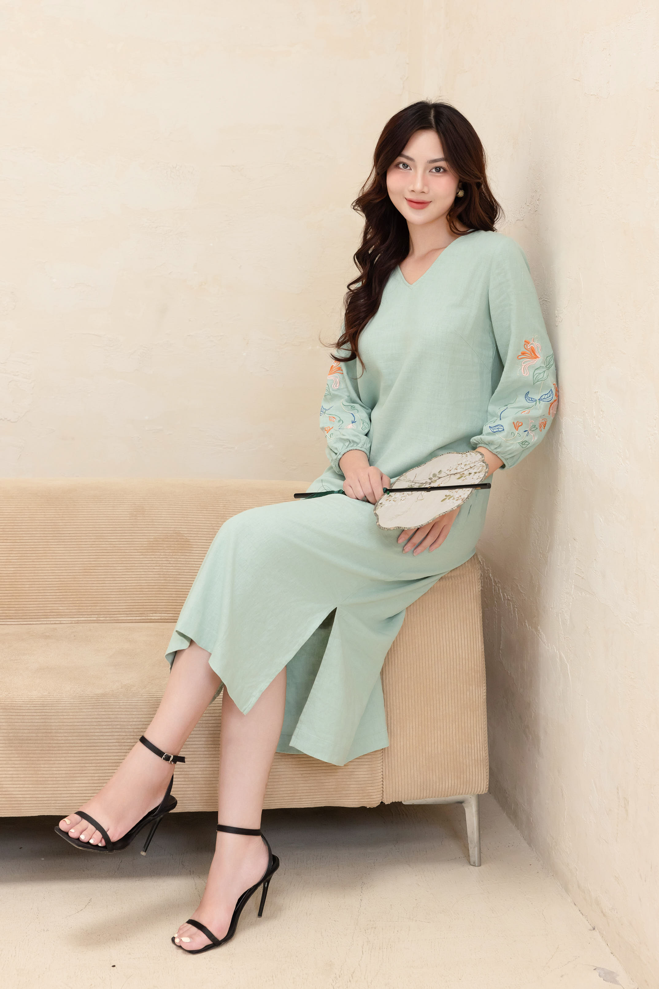 SWANLAKE | Váy Đầm Nữ Midi Suông Xẻ Tà Cổ V Tay Lỡ Thêu Hoa Nổi Vải Linen Công Sở Tiệc Có Túi D12131