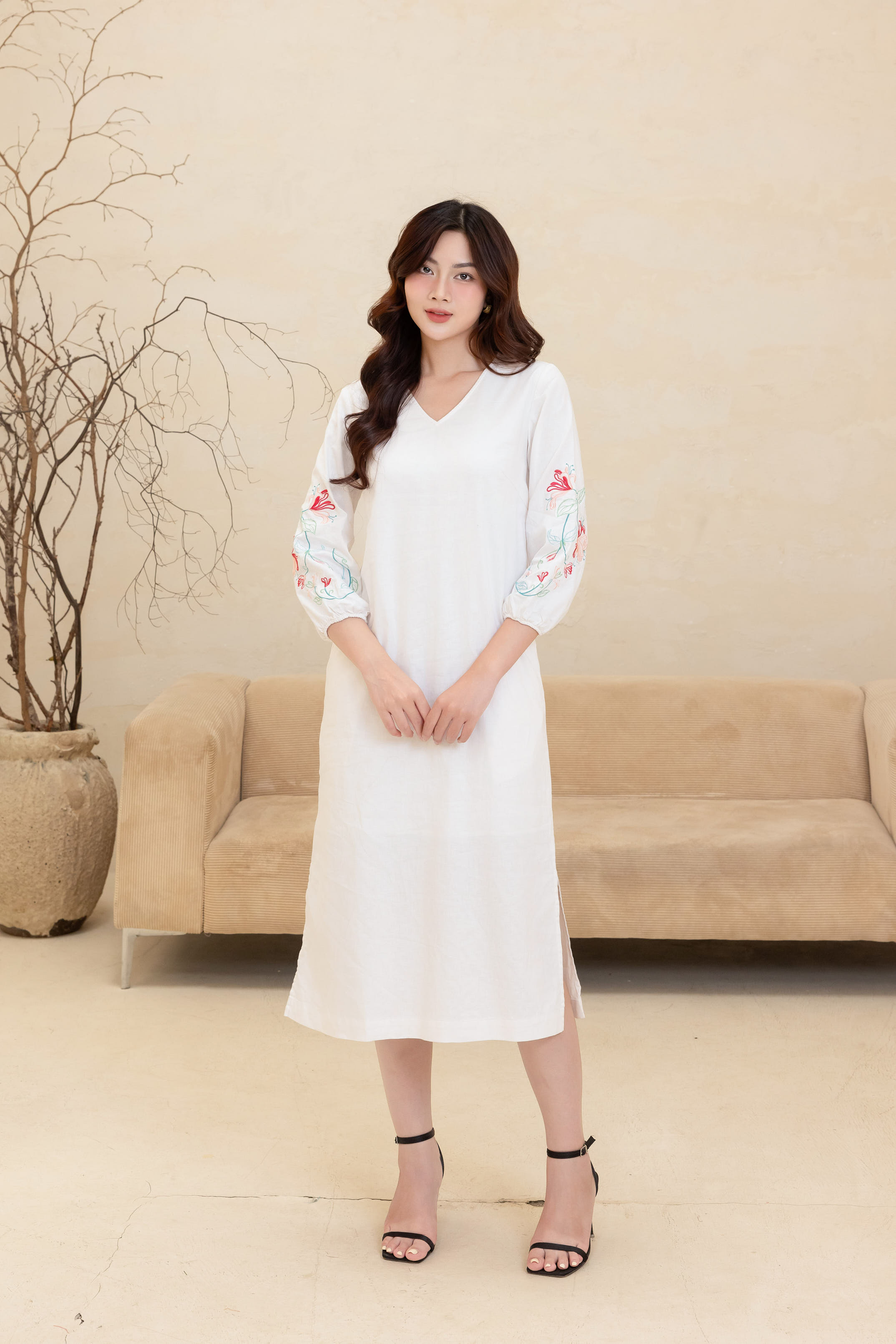 SWANLAKE | Váy Đầm Nữ Midi Suông Xẻ Tà Cổ V Tay Lỡ Thêu Hoa Nổi Vải Linen Công Sở Tiệc Có Túi D12131
