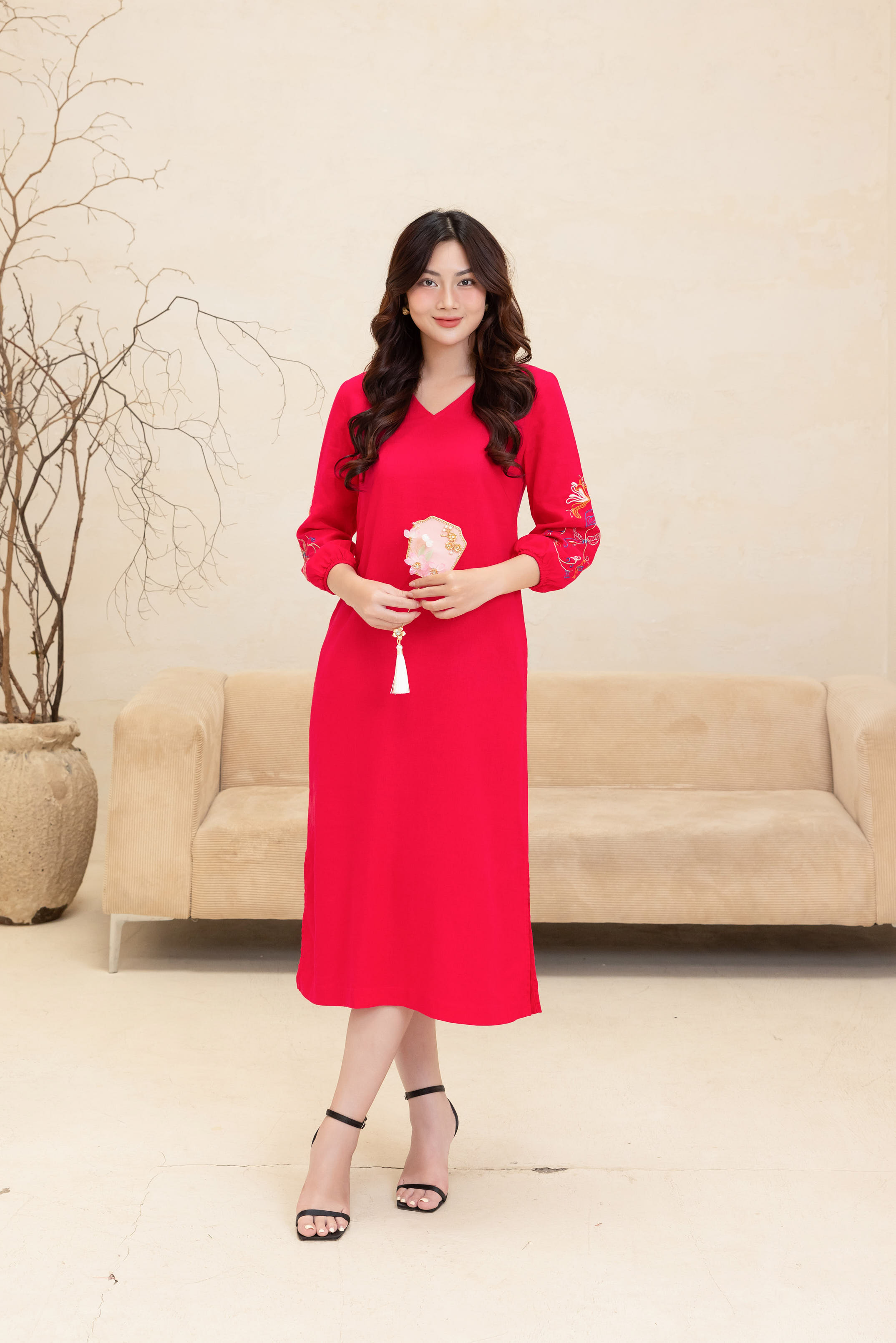 SWANLAKE | Váy Đầm Nữ Midi Suông Xẻ Tà Cổ V Tay Lỡ Thêu Hoa Nổi Vải Linen Công Sở Tiệc Có Túi D12131