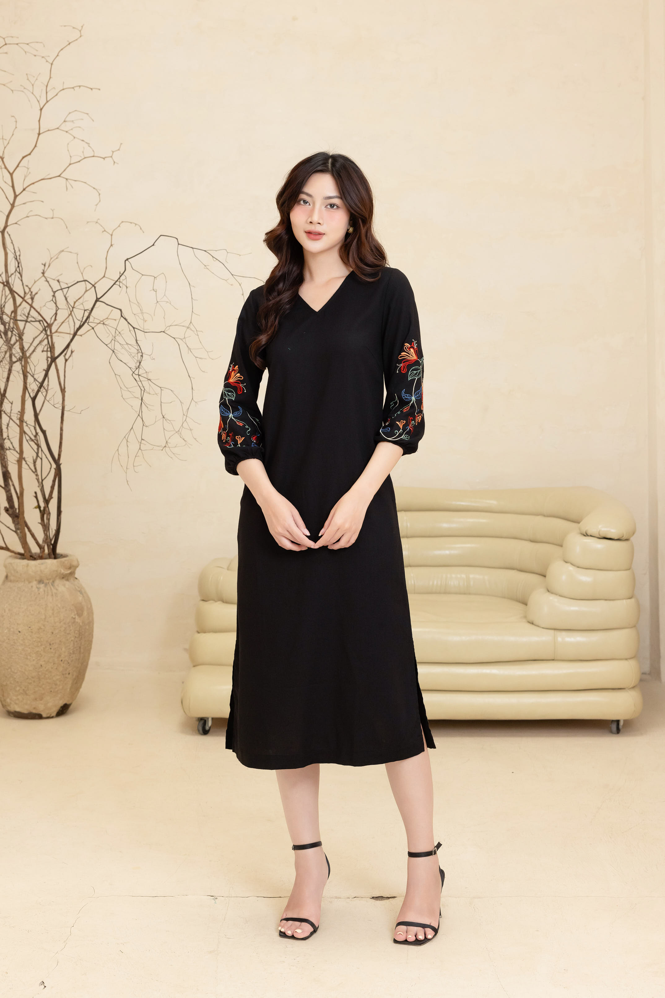 SWANLAKE | Váy Đầm Nữ Midi Suông Xẻ Tà Cổ V Tay Lỡ Thêu Hoa Nổi Vải Linen Công Sở Tiệc Có Túi D12131