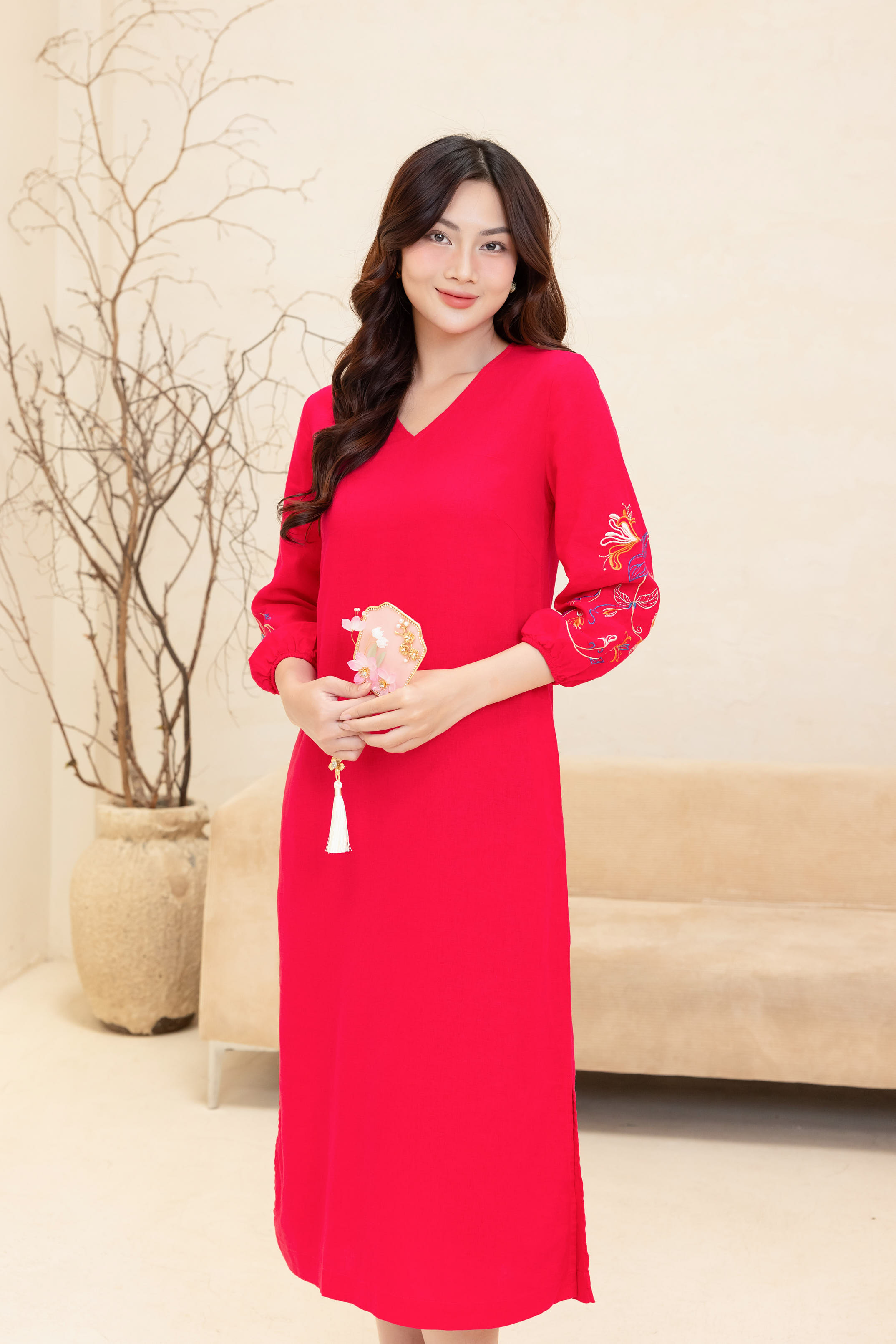 SWANLAKE | Váy Đầm Nữ Midi Suông Xẻ Tà Cổ V Tay Lỡ Thêu Hoa Nổi Vải Linen Công Sở Tiệc Có Túi D12131