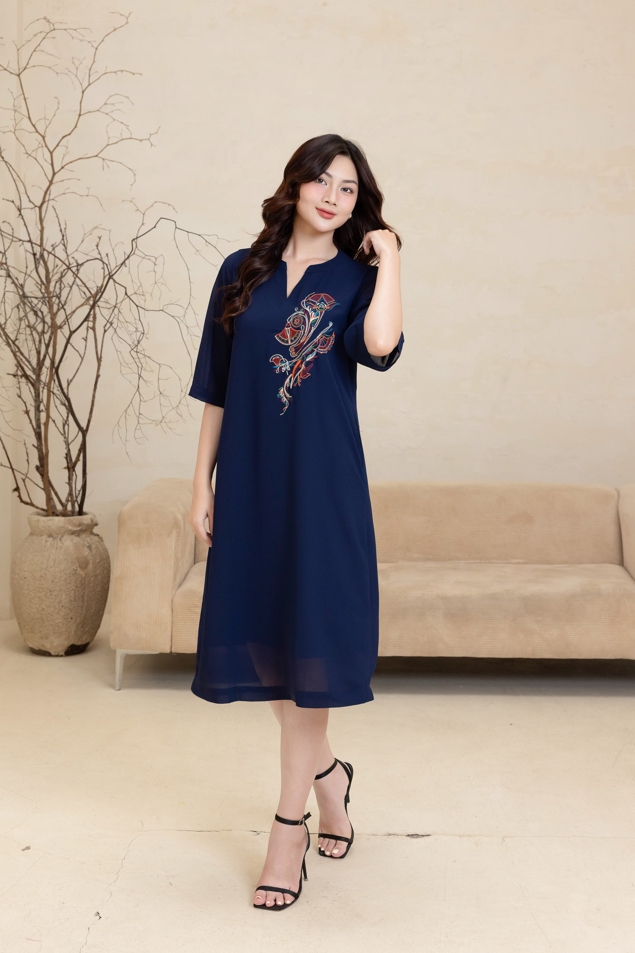 M-Collection - Đầm Suông Thêu Chất Liệu Vải Chiffon Lót Lụa Hàn - D12138LW01