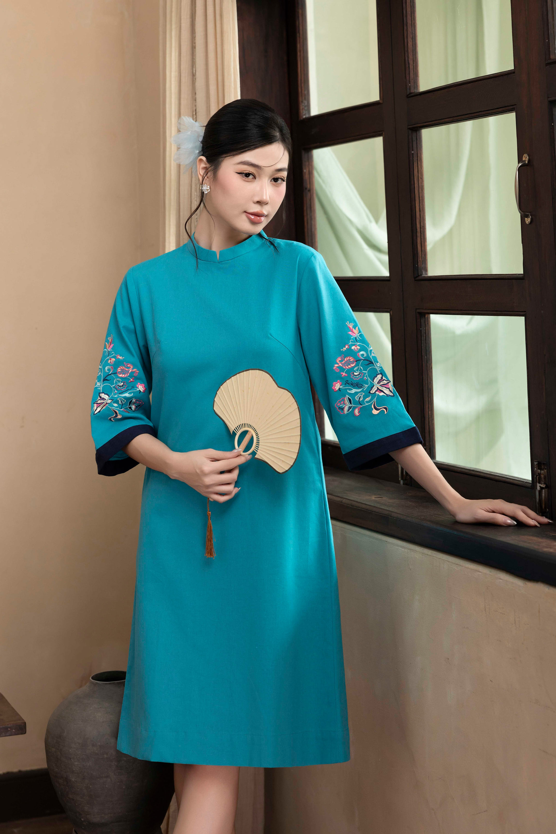 SWANLAKE | Váy Đầm Phom A Cổ Trụ Tay Lỡ Vải Linen Thêu Hai Cánh Tay Đi Tết Đi Chơi - D12158LW01