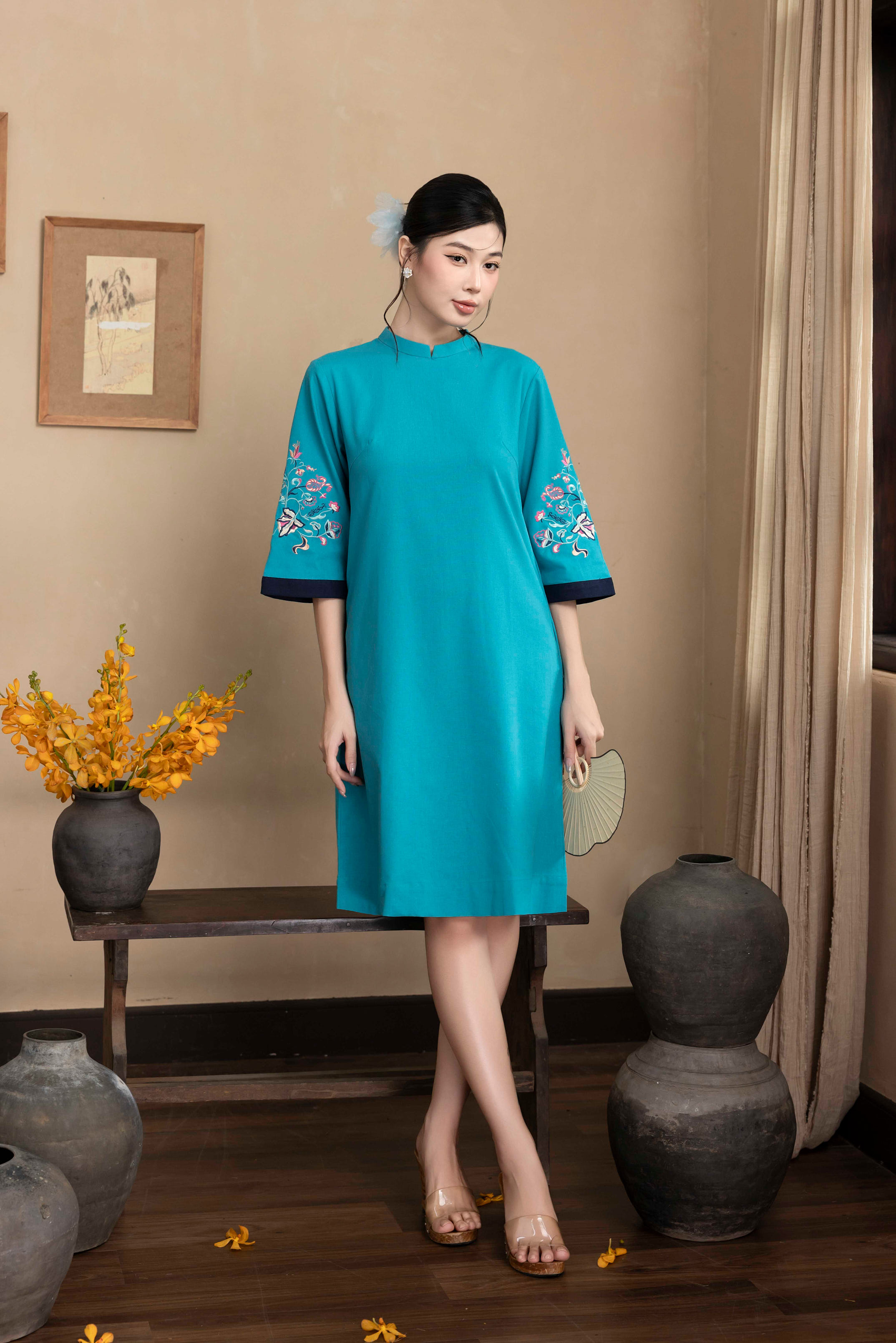 SWANLAKE | Váy Đầm Phom A Cổ Trụ Tay Lỡ Vải Linen Thêu Hai Cánh Tay Đi Tết Đi Chơi - D12158LW01